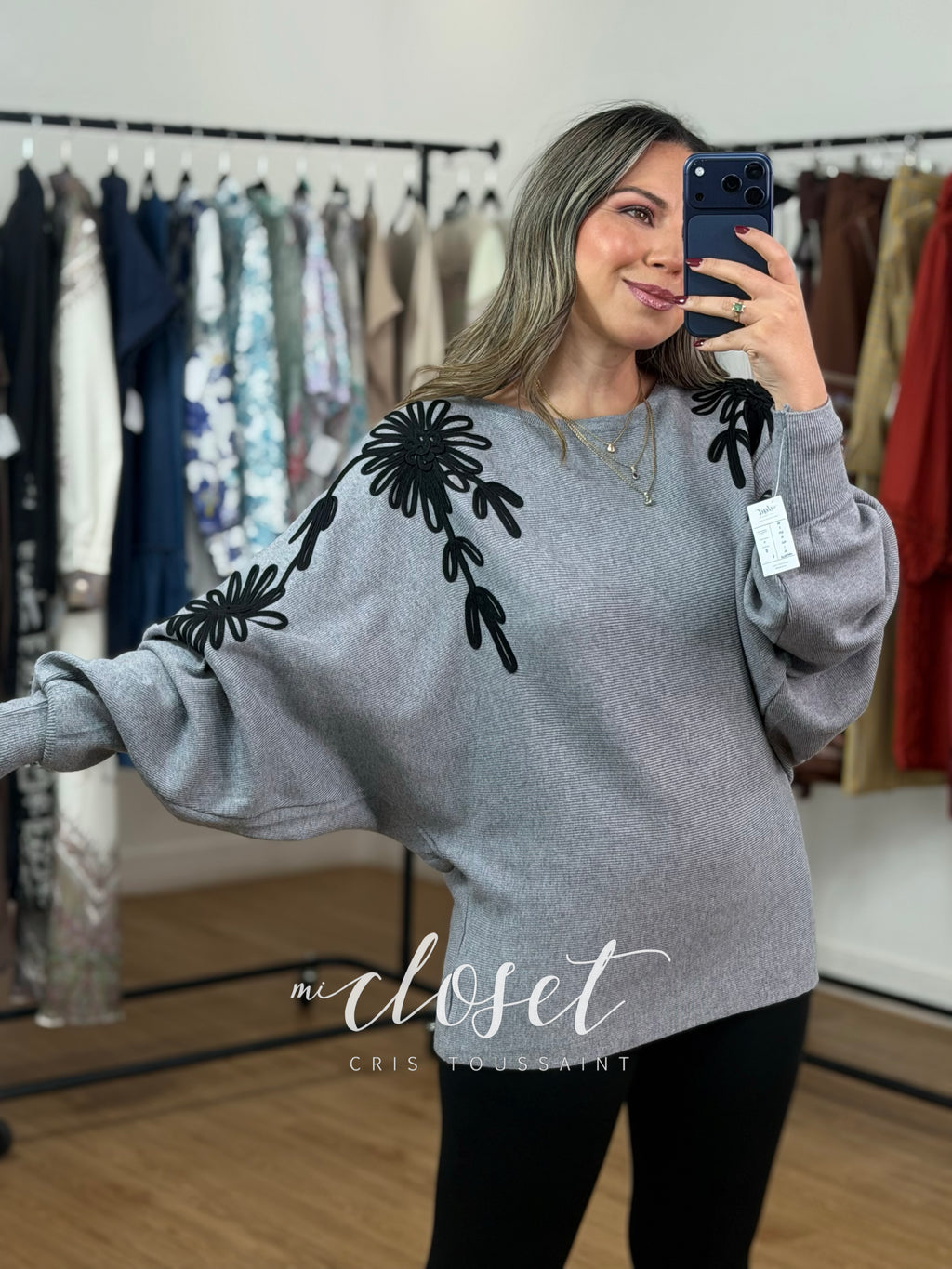 SWEATER DE PUNTO CON CUELLO REDONDO Y APLICACIONES EN FORMA DE FLOR; MANGA MURCIÉLAGO