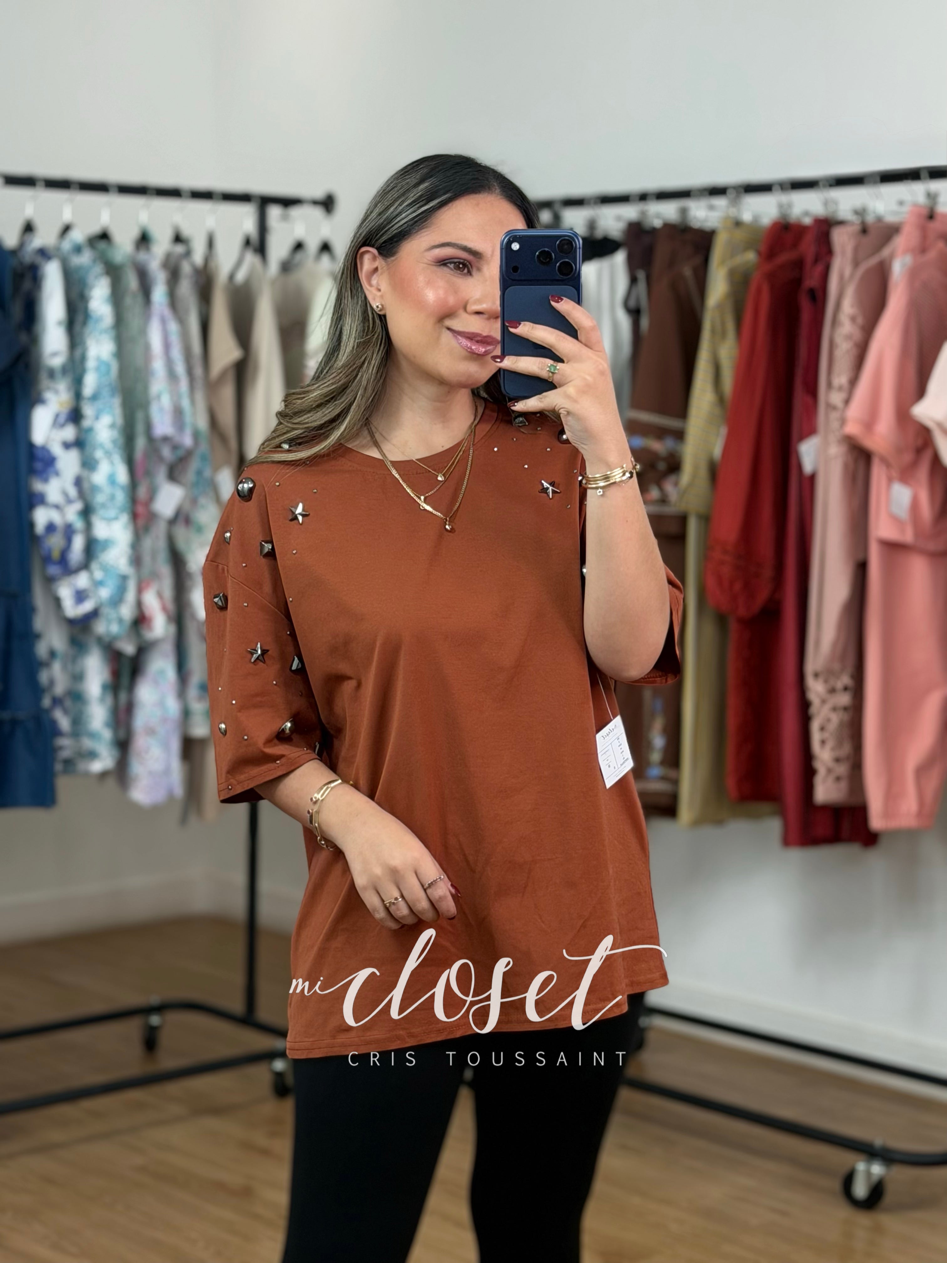 TEESHIRT OVERSIZED CON APLICACIONES DE DIFERENTES FORMAS Y TAMAÑOS