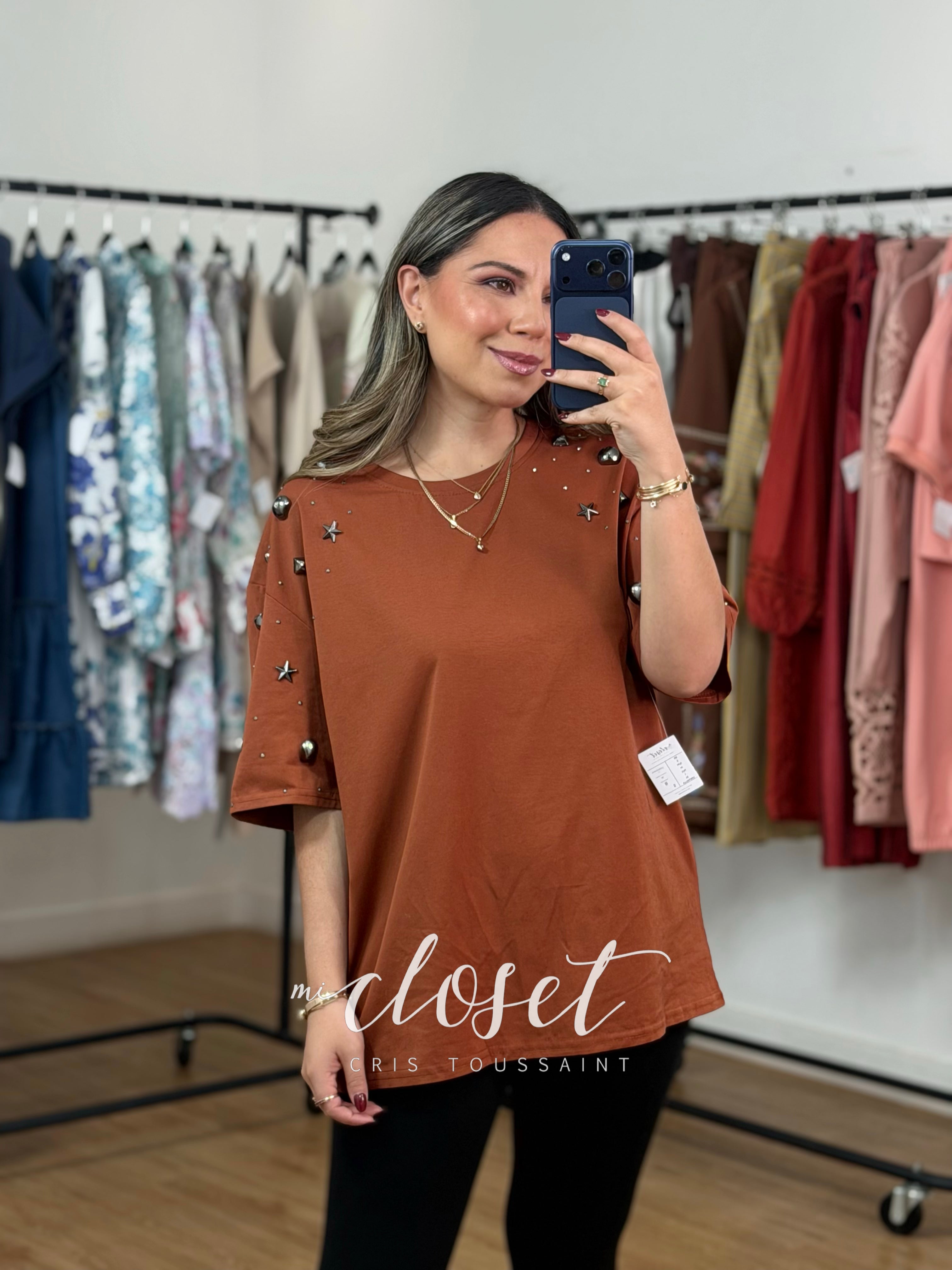 TEESHIRT OVERSIZED CON APLICACIONES DE DIFERENTES FORMAS Y TAMAÑOS