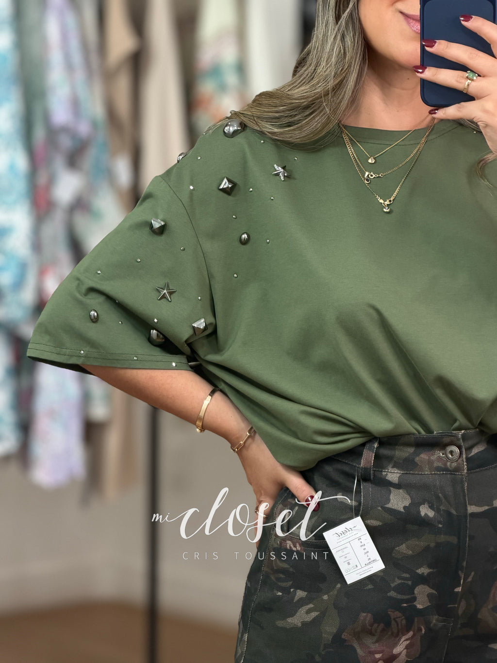TEESHIRT OVERSIZED CON APLICACIONES DE DIFERENTES FORMAS Y TAMAÑOS