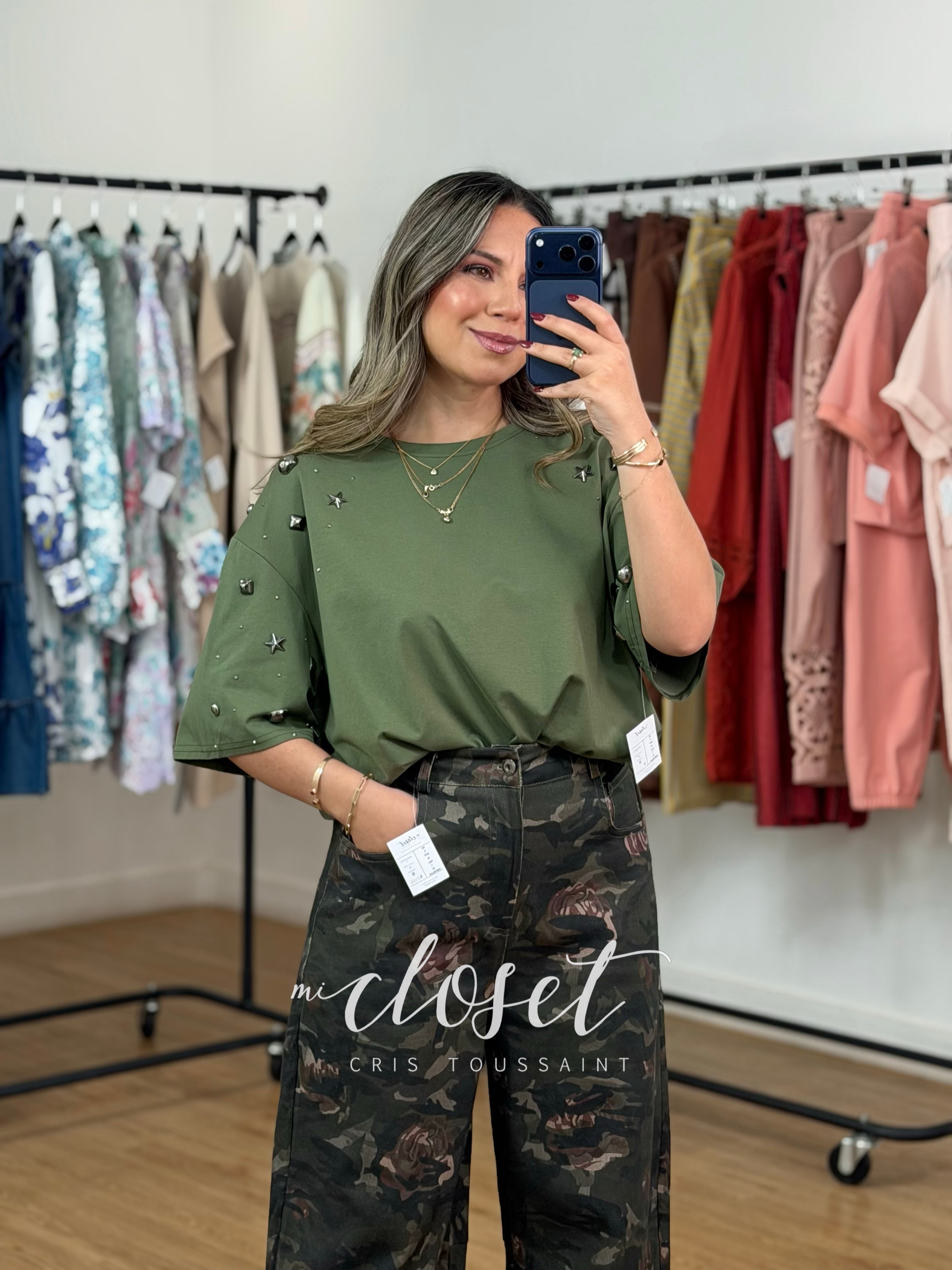 TEESHIRT OVERSIZED CON APLICACIONES DE DIFERENTES FORMAS Y TAMAÑOS