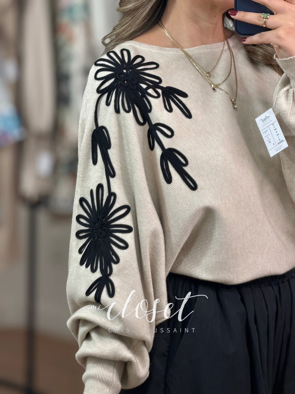 SWEATER DE PUNTO CON CUELLO REDONDO Y APLICACIONES EN FORMA DE FLOR; MANGA MURCIÉLAGO
