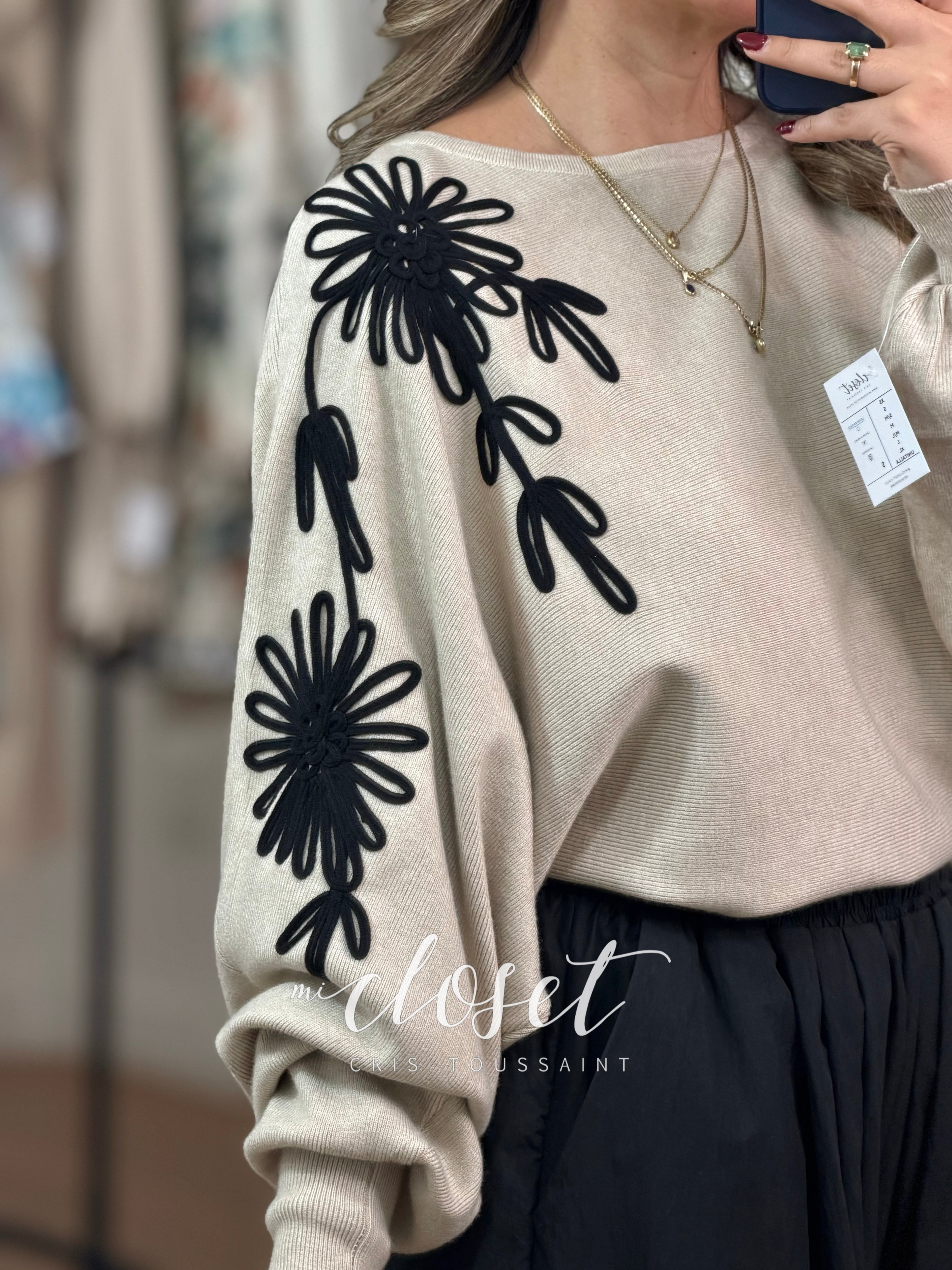 SWEATER DE PUNTO CON CUELLO REDONDO Y APLICACIONES EN FORMA DE FLOR; MANGA MURCIÉLAGO