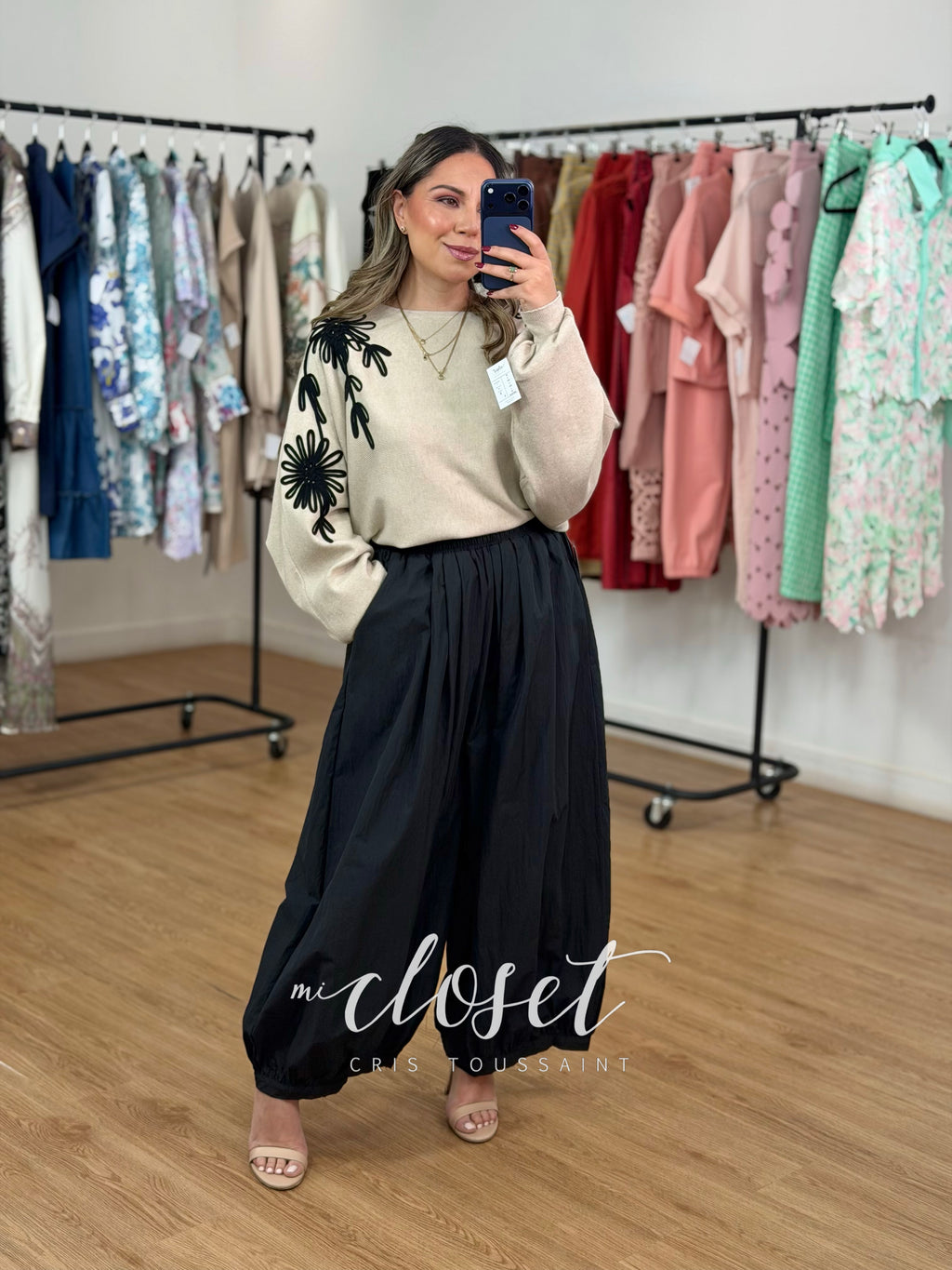 SWEATER DE PUNTO CON CUELLO REDONDO Y APLICACIONES EN FORMA DE FLOR; MANGA MURCIÉLAGO