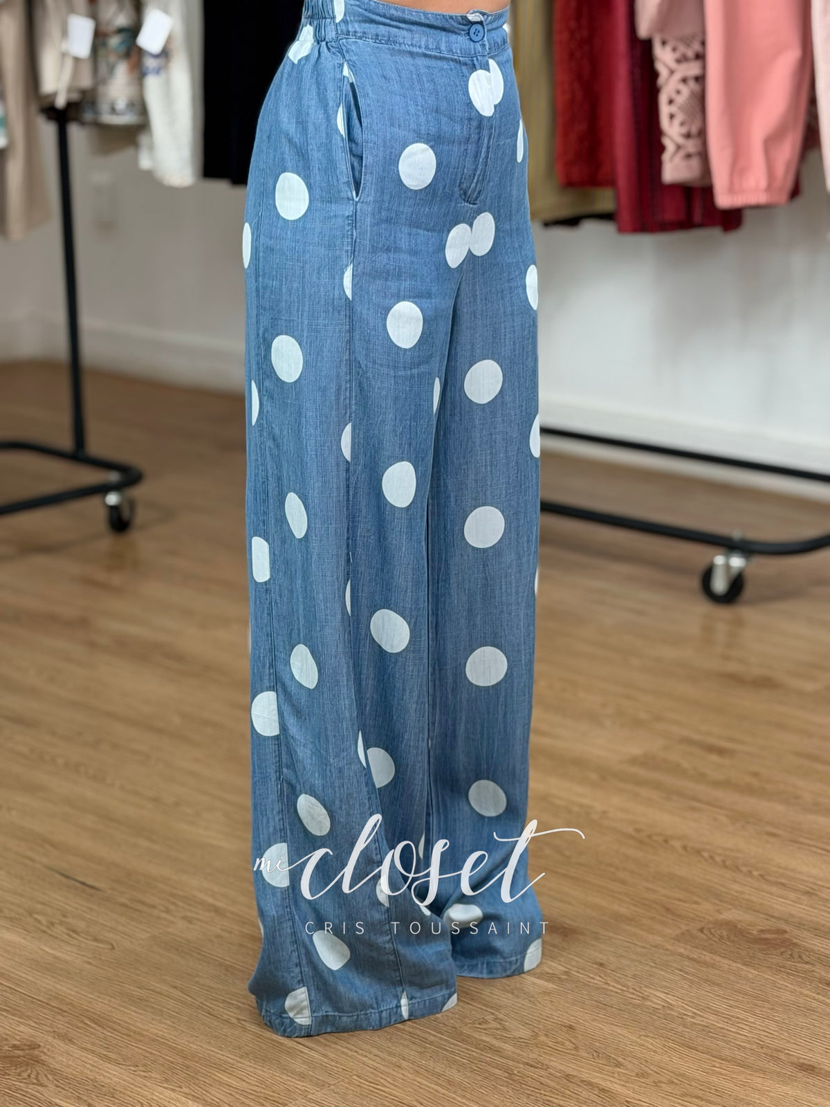 PANTALÓN LIGERO TIPO MEZCLILLA CORTE WIDE LEG, CON RESORTE TRASERO Y BOLSAS EN COSTADOS