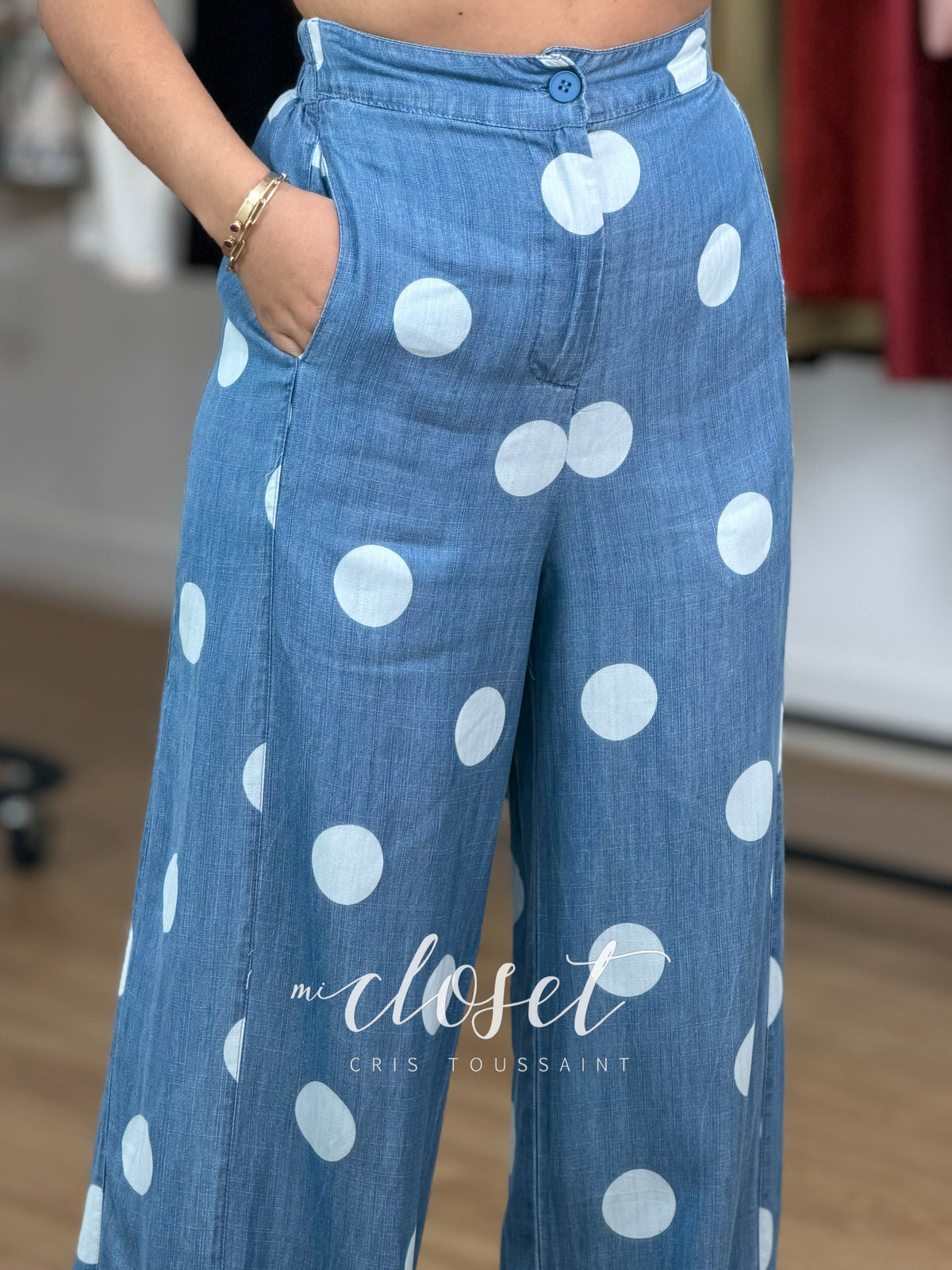 PANTALÓN LIGERO TIPO MEZCLILLA CORTE WIDE LEG, CON RESORTE TRASERO Y BOLSAS EN COSTADOS