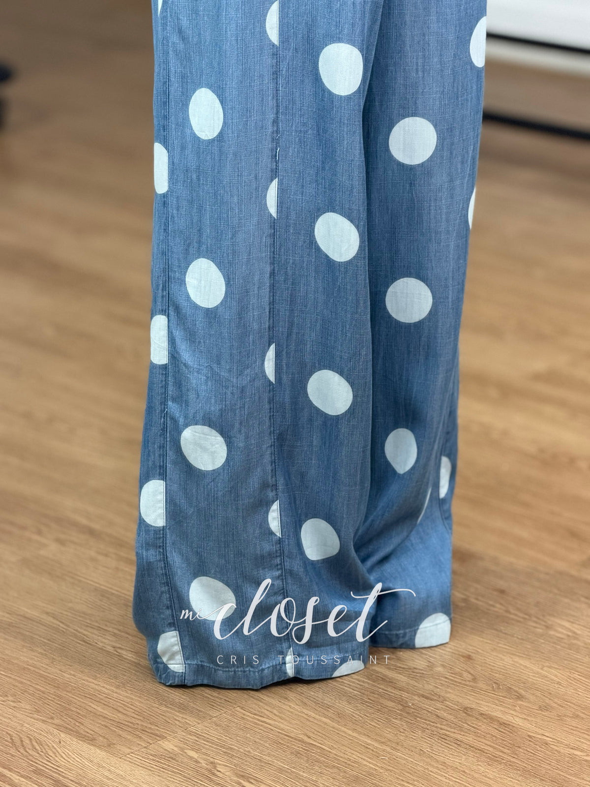 PANTALÓN LIGERO TIPO MEZCLILLA CORTE WIDE LEG, CON RESORTE TRASERO Y BOLSAS EN COSTADOS