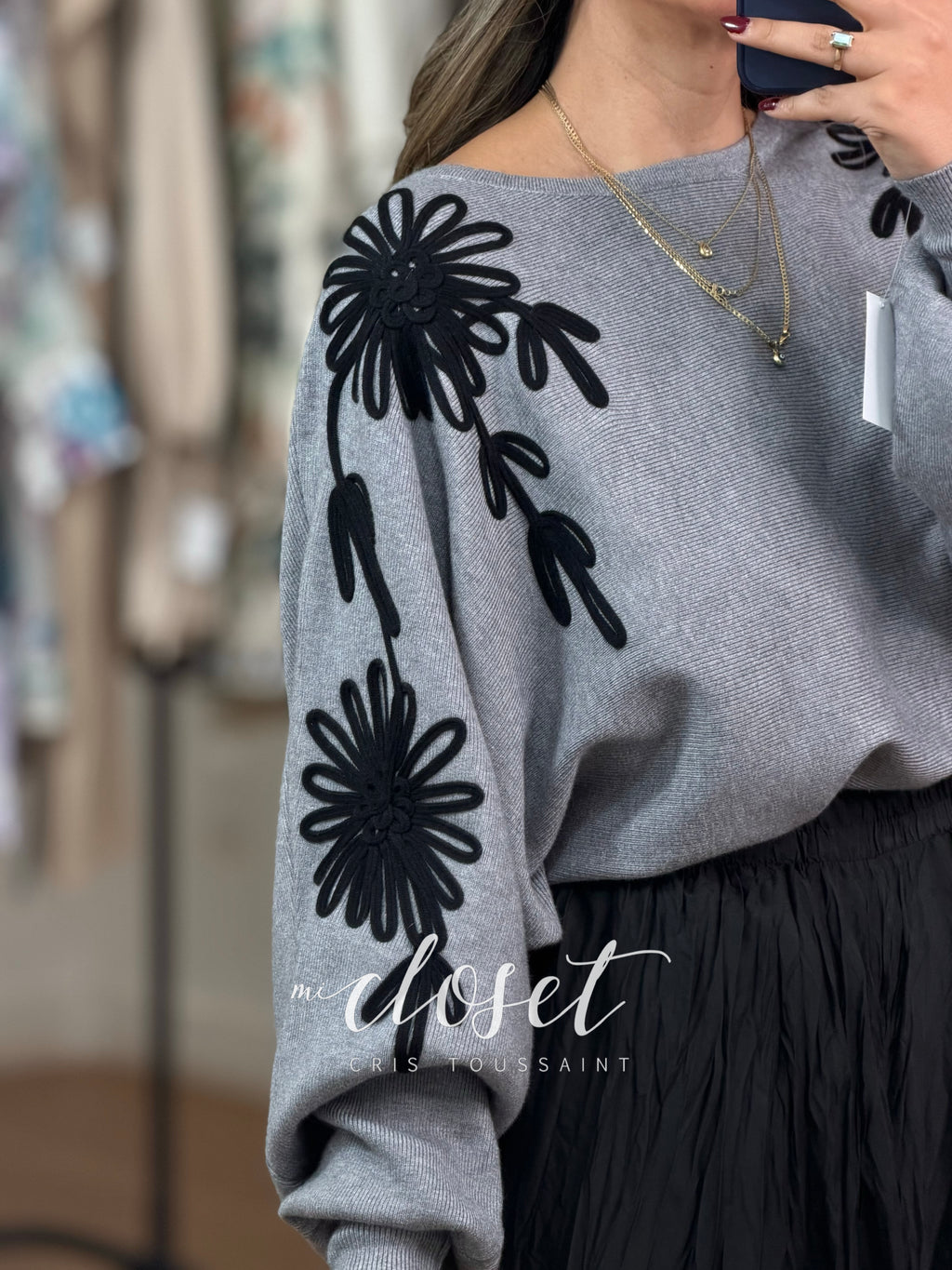 SWEATER DE PUNTO CON CUELLO REDONDO Y APLICACIONES EN FORMA DE FLOR; MANGA MURCIÉLAGO