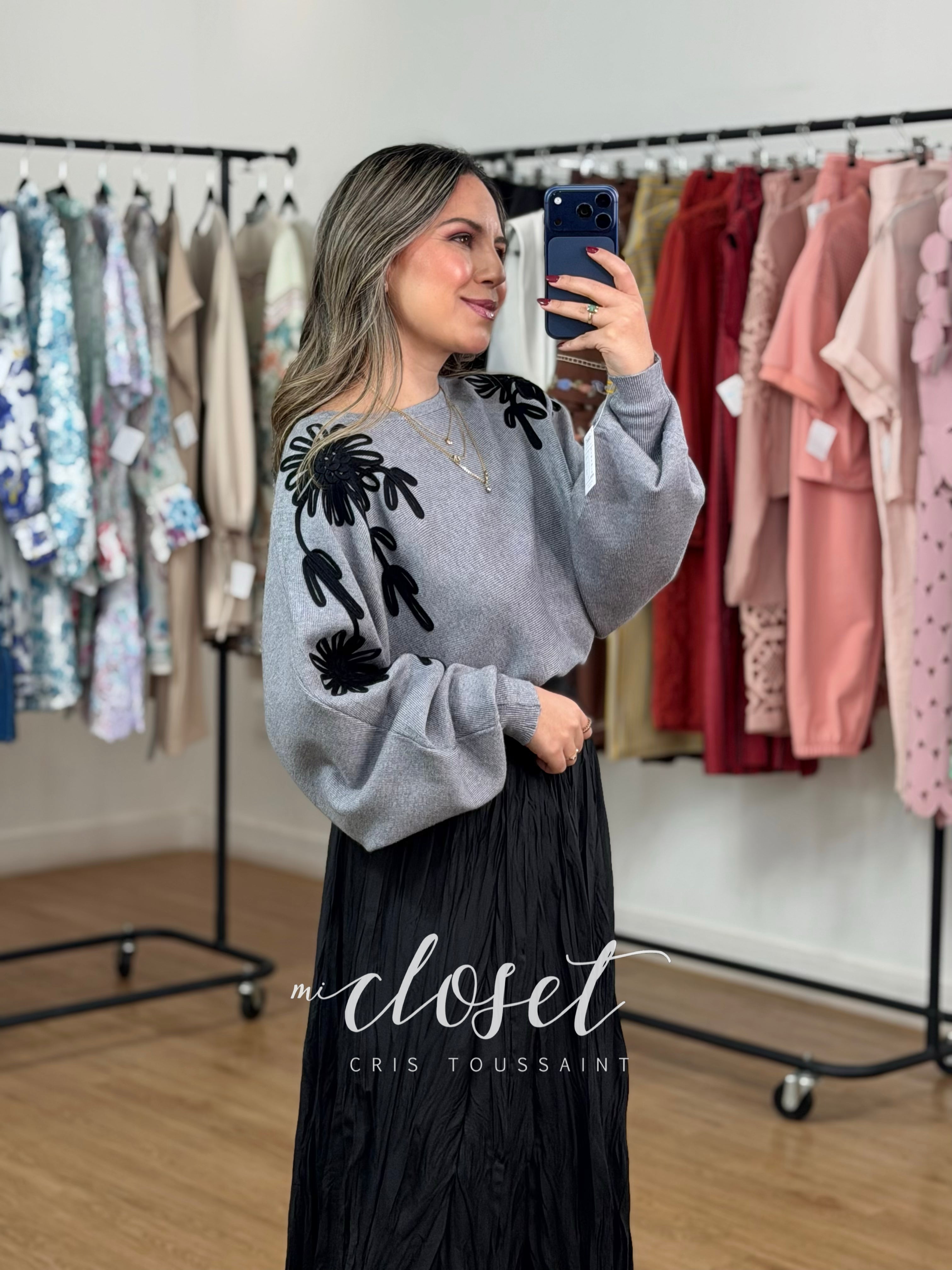 SWEATER DE PUNTO CON CUELLO REDONDO Y APLICACIONES EN FORMA DE FLOR; MANGA MURCIÉLAGO