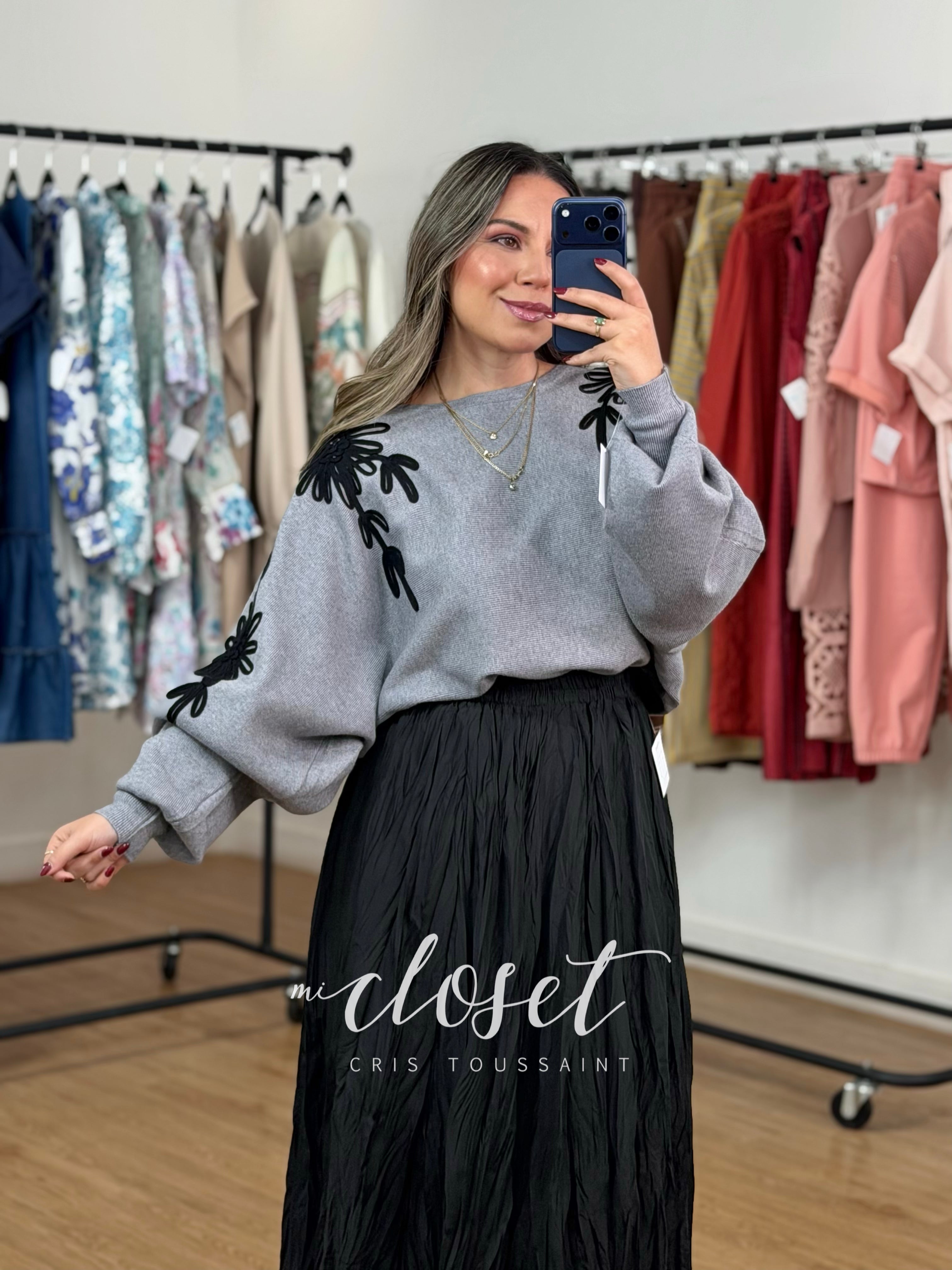 SWEATER DE PUNTO CON CUELLO REDONDO Y APLICACIONES EN FORMA DE FLOR; MANGA MURCIÉLAGO