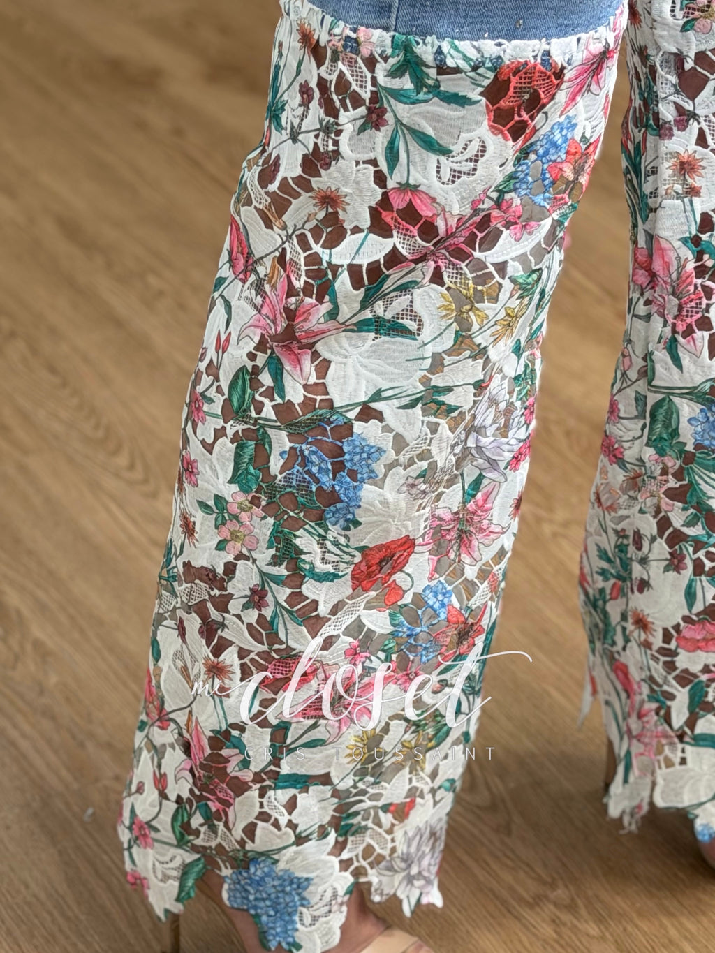 JEANS RECTOS DOBLE TEXTURA, (DESTELLOS DE BRILLOS EN MEZCLILLA Y ENCAJE)