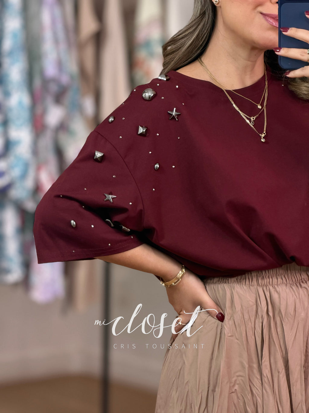 TEESHIRT OVERSIZED CON APLICACIONES DE DIFERENTES FORMAS Y TAMAÑOS