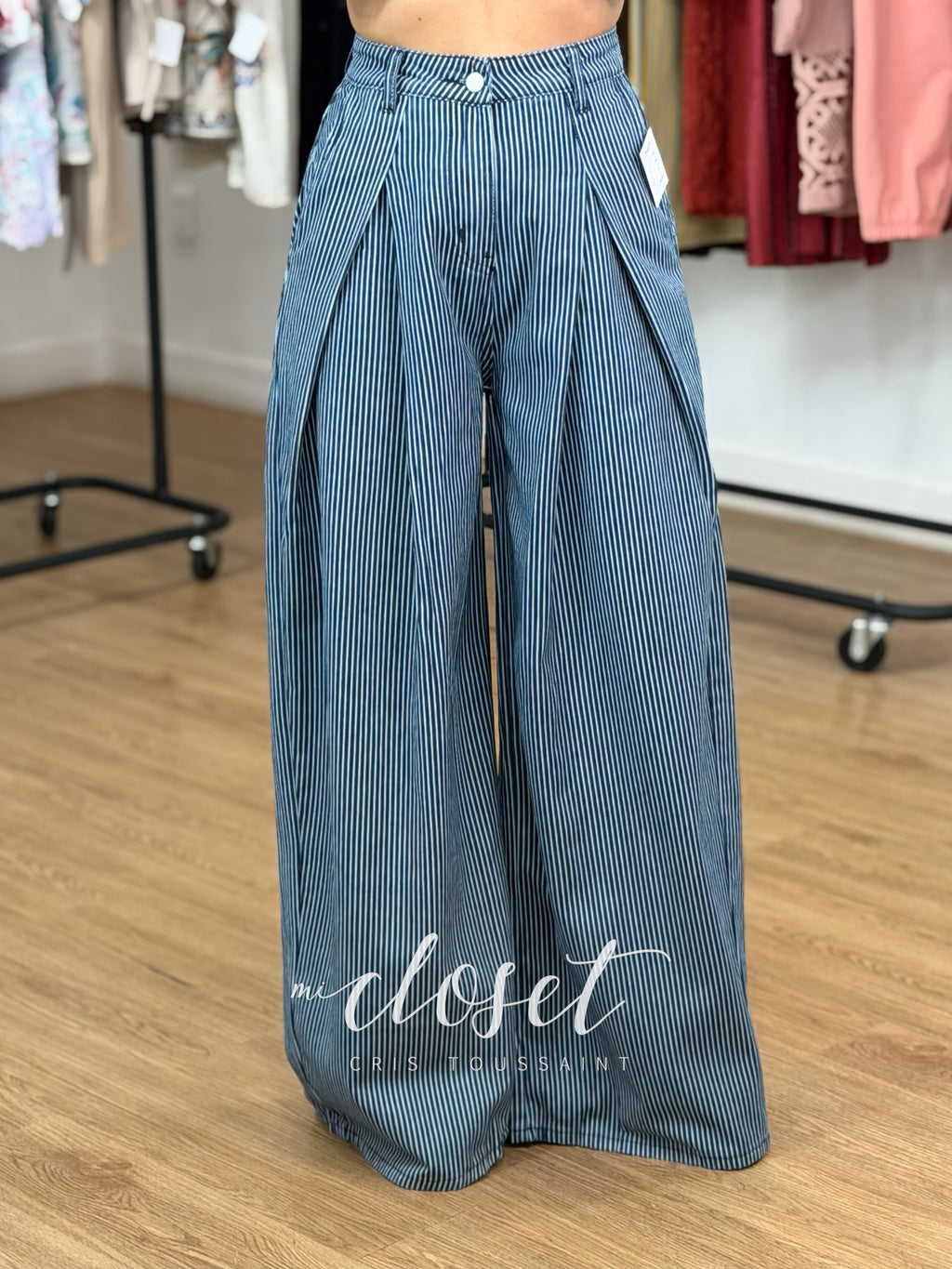 JEANS CORTE WIDE LEG CON PINZAS EN CINTURA