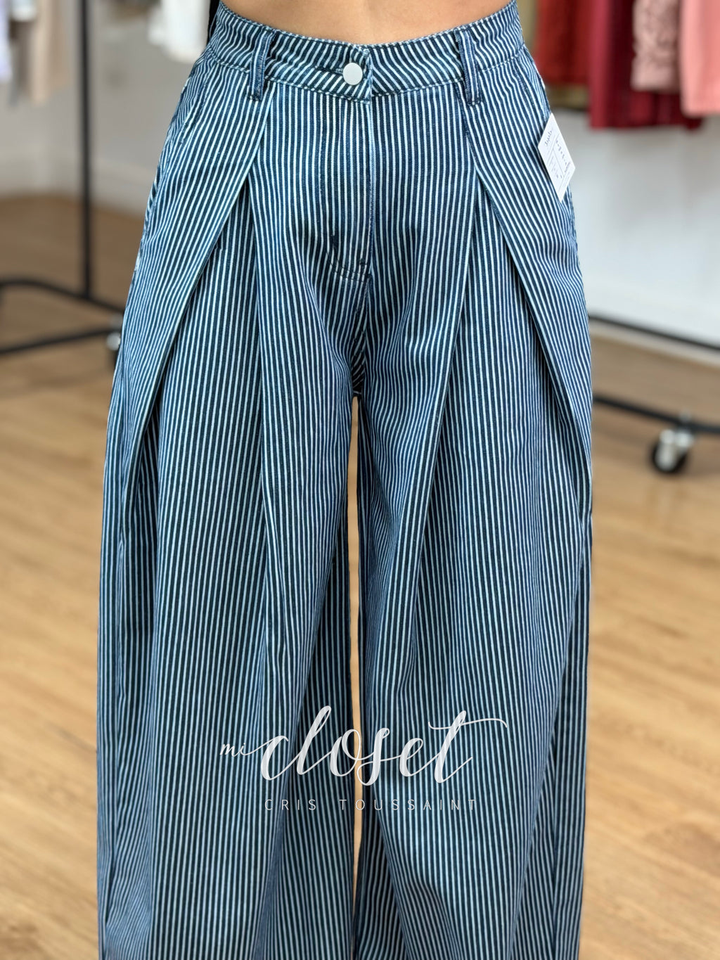 JEANS CORTE WIDE LEG CON PINZAS EN CINTURA