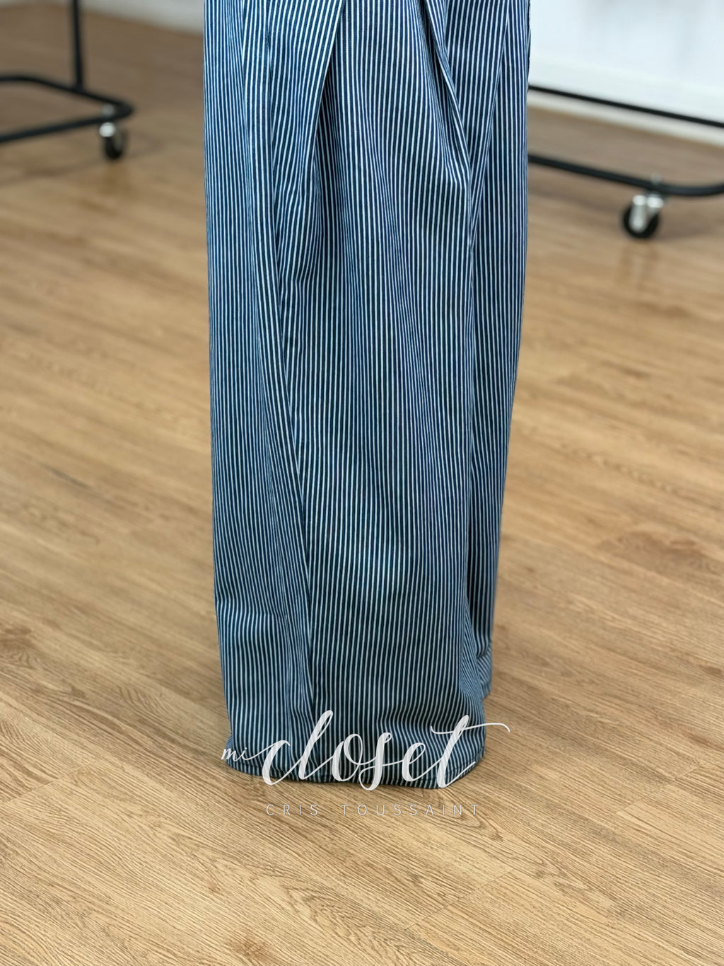 JEANS CORTE WIDE LEG CON PINZAS EN CINTURA