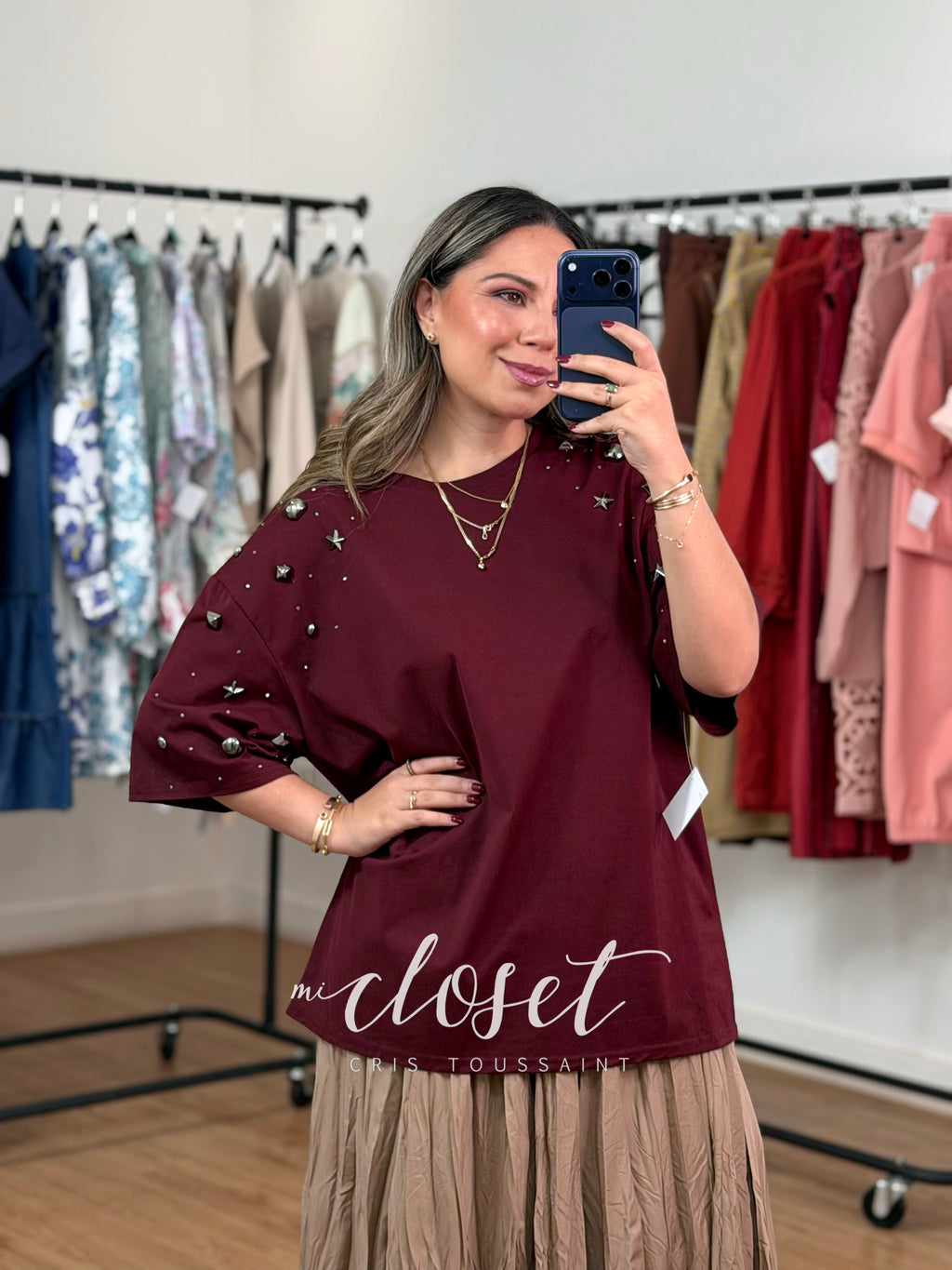 TEESHIRT OVERSIZED CON APLICACIONES DE DIFERENTES FORMAS Y TAMAÑOS