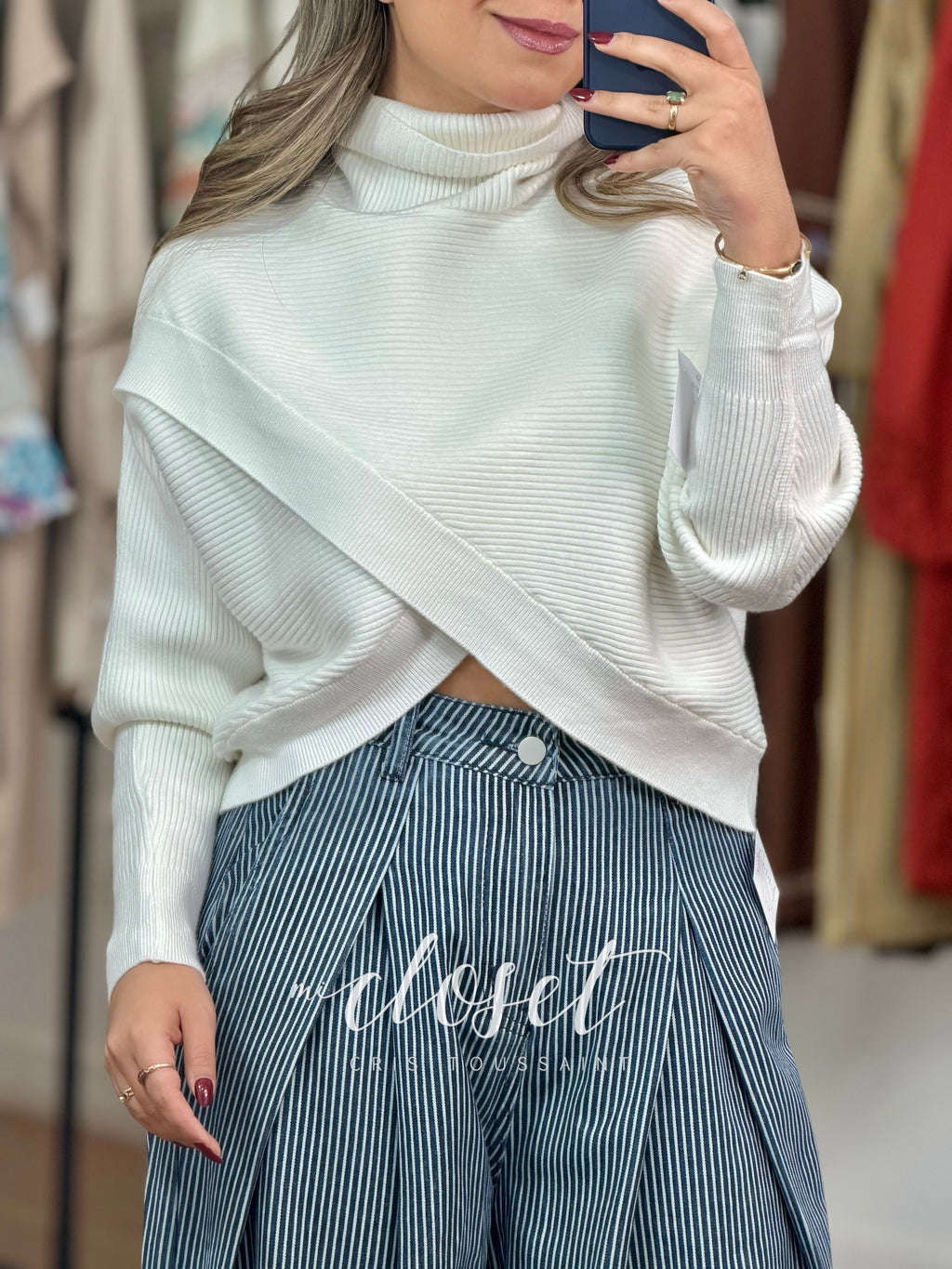 SWEATER CORTO DE CUELLO ALTO CON TEXTURA DE LÍNEAS Y ABERTURA EN PARTE DE EN FRENTE