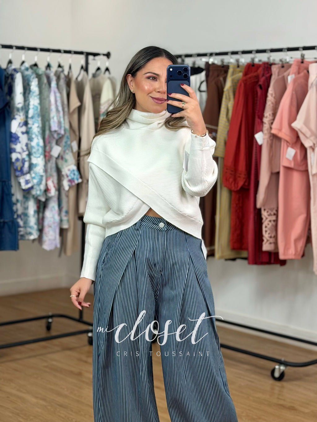 SWEATER CORTO DE CUELLO ALTO CON TEXTURA DE LÍNEAS Y ABERTURA EN PARTE DE EN FRENTE