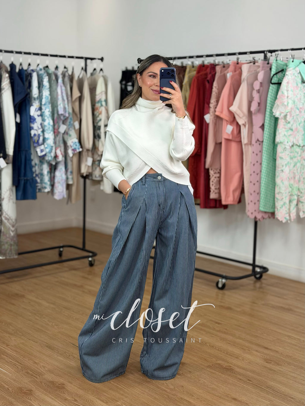 JEANS CORTE WIDE LEG CON PINZAS EN CINTURA