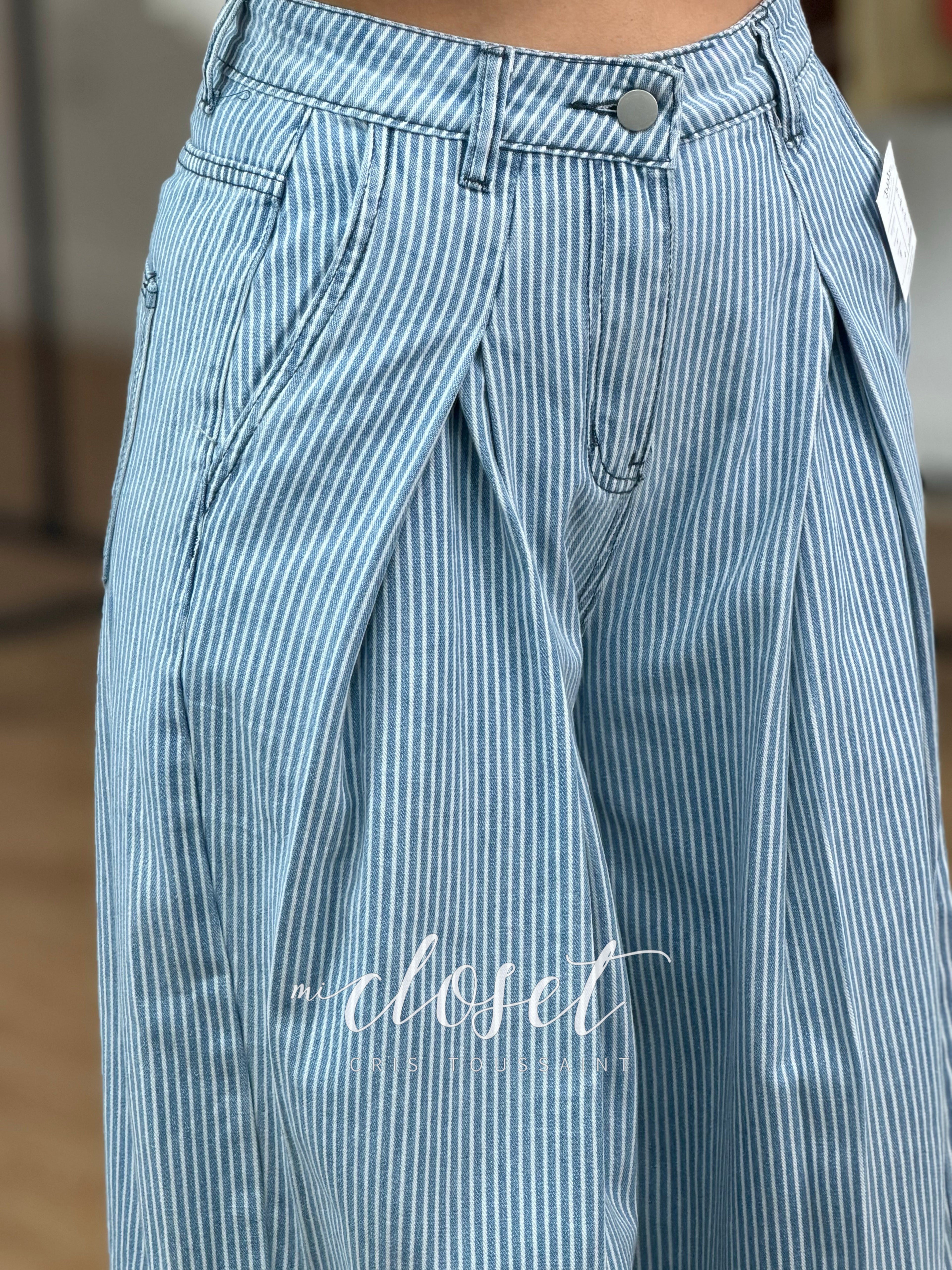JEANS CORTE WIDE LEG CON PINZAS EN CINTURA