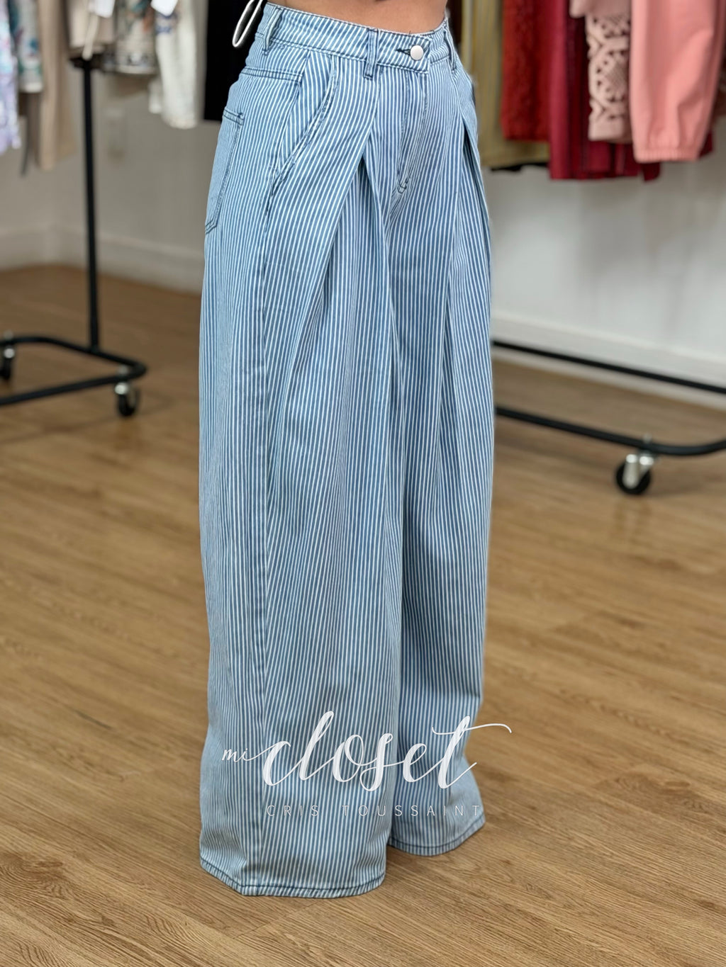 JEANS CORTE WIDE LEG CON PINZAS EN CINTURA