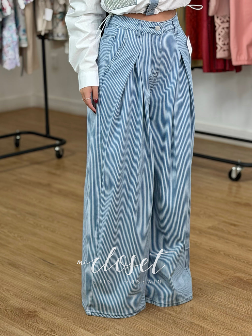 JEANS CORTE WIDE LEG CON PINZAS EN CINTURA