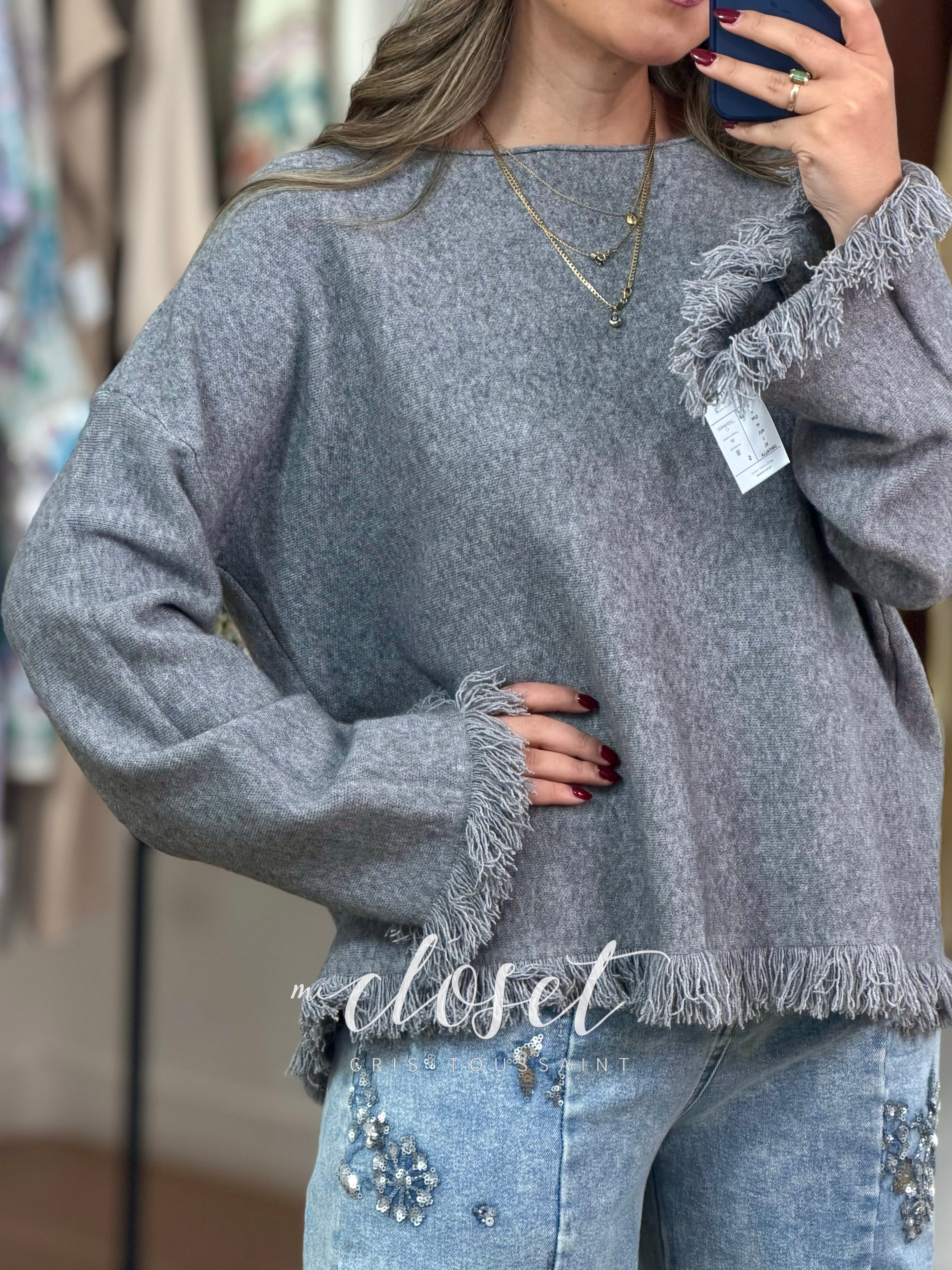 SWEATER SÚPER SUAVE CON CUELLO BARCO Y FLECOS EN MANGAS Y PARTE BAJA