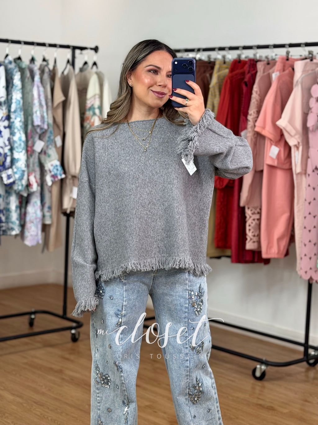SWEATER SÚPER SUAVE CON CUELLO BARCO Y FLECOS EN MANGAS Y PARTE BAJA