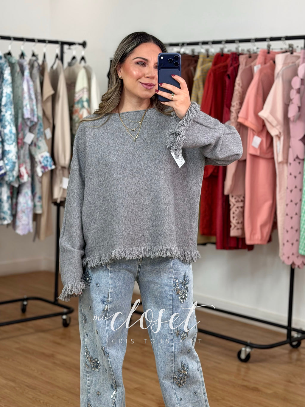 SWEATER SÚPER SUAVE CON CUELLO BARCO Y FLECOS EN MANGAS Y PARTE BAJA