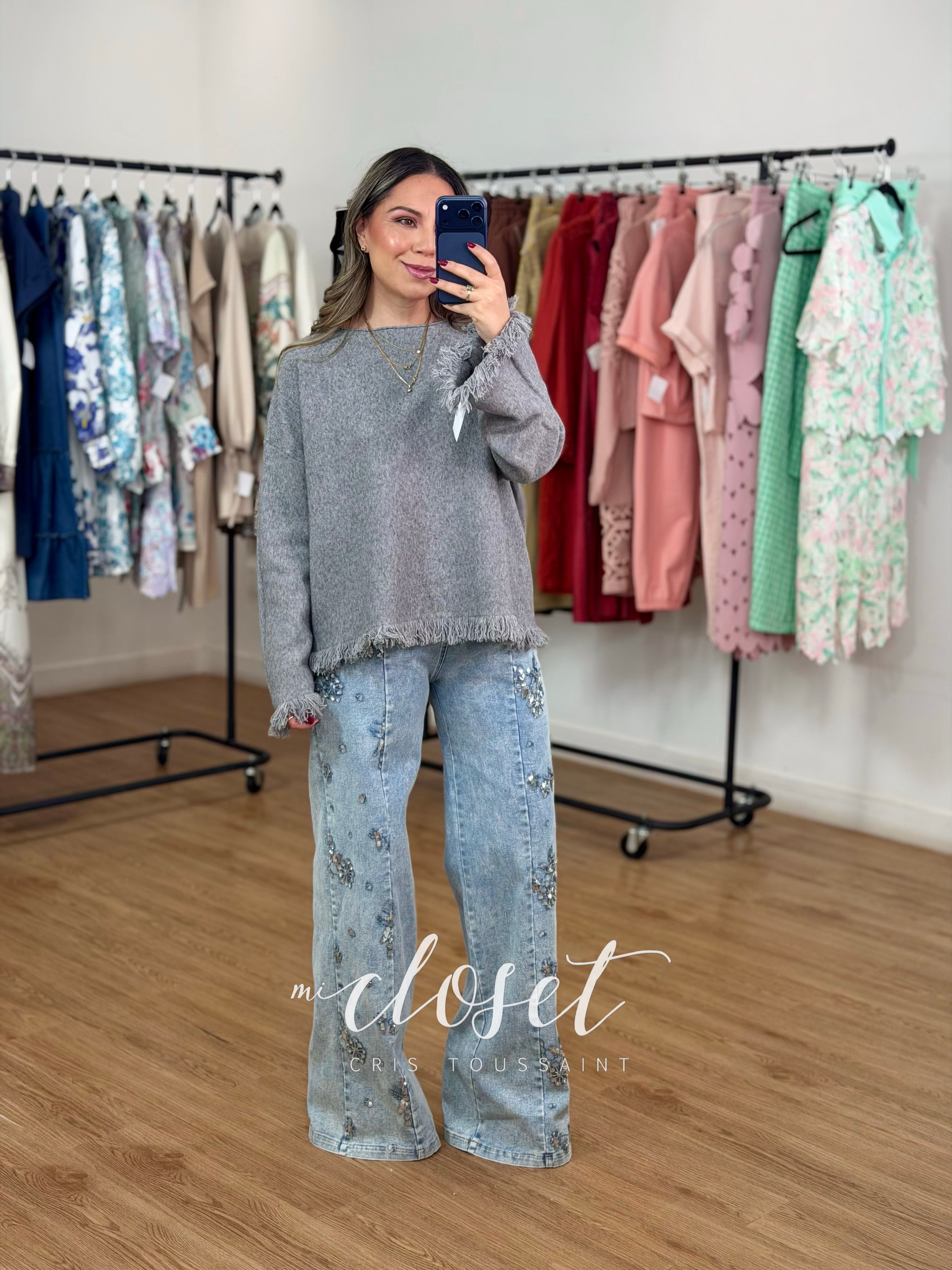 SWEATER SÚPER SUAVE CON CUELLO BARCO Y FLECOS EN MANGAS Y PARTE BAJA