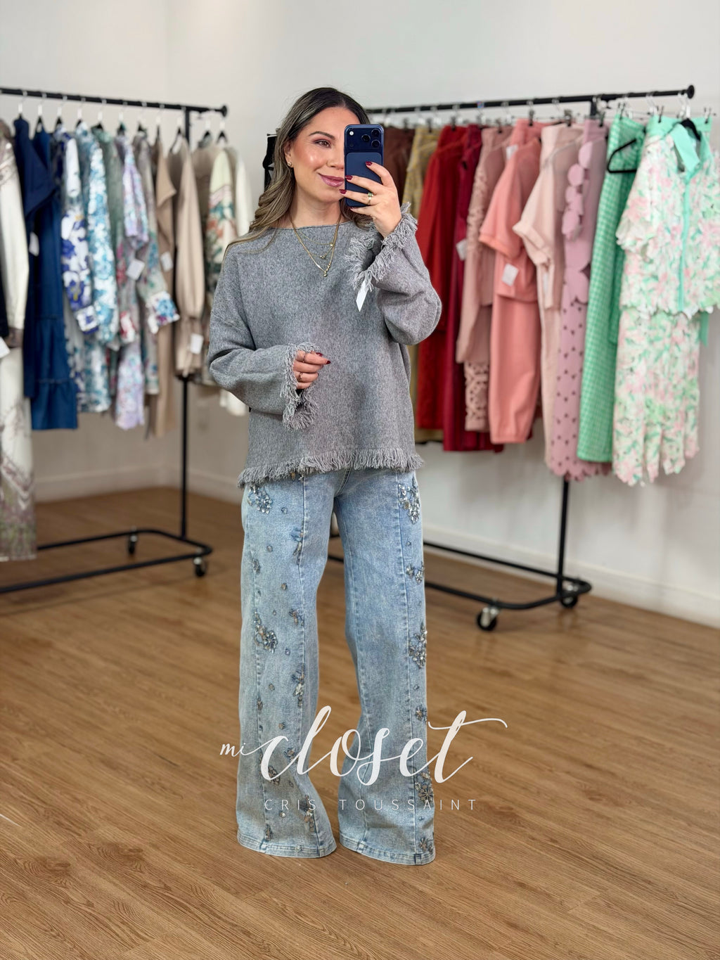 SWEATER SÚPER SUAVE CON CUELLO BARCO Y FLECOS EN MANGAS Y PARTE BAJA