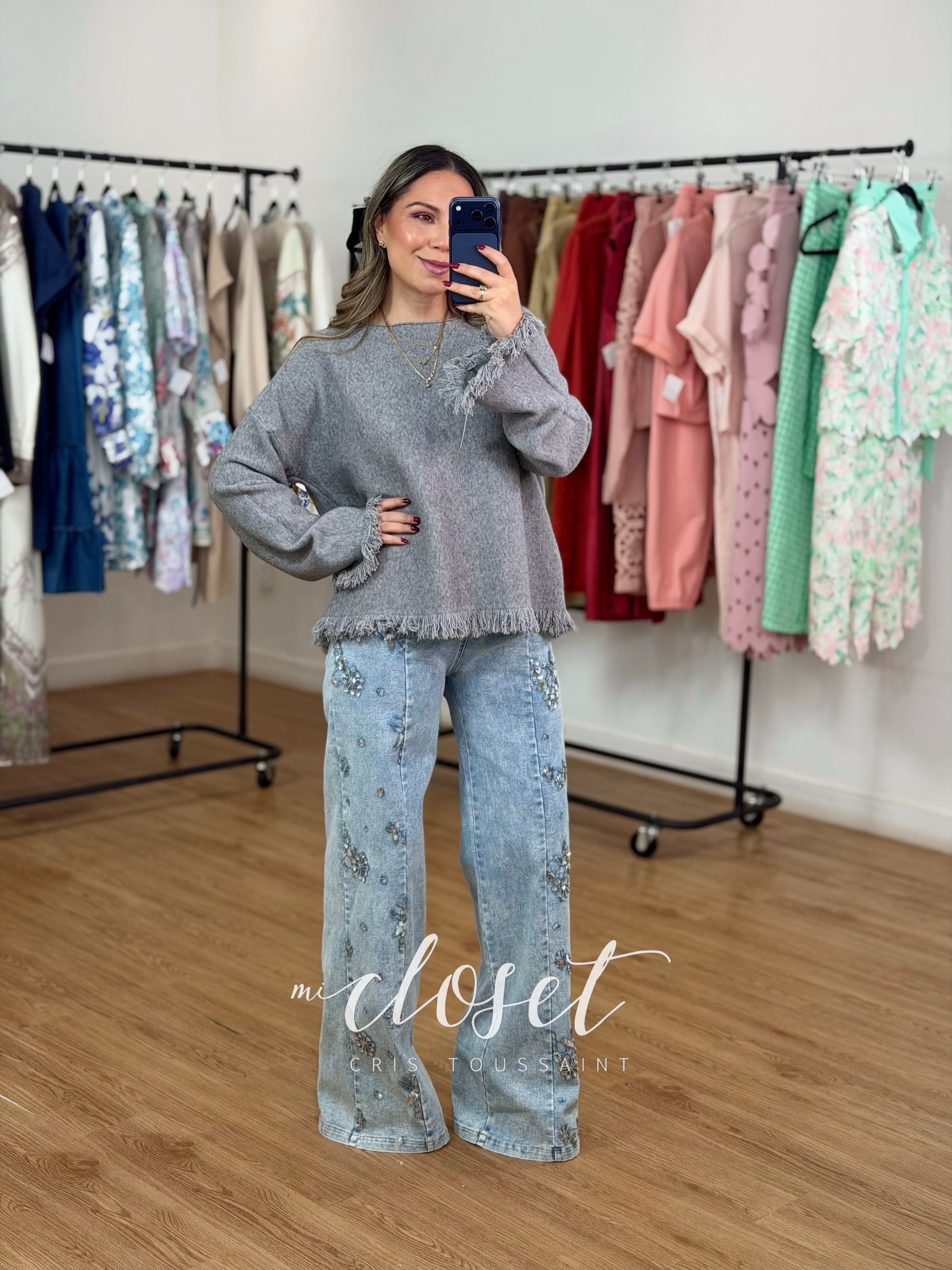 SWEATER SÚPER SUAVE CON CUELLO BARCO Y FLECOS EN MANGAS Y PARTE BAJA