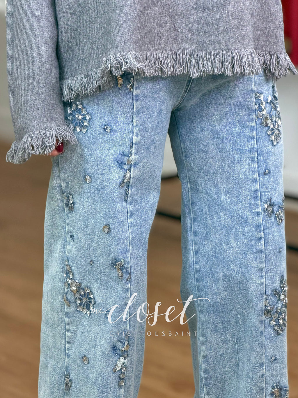 SWEATER SÚPER SUAVE CON CUELLO BARCO Y FLECOS EN MANGAS Y PARTE BAJA