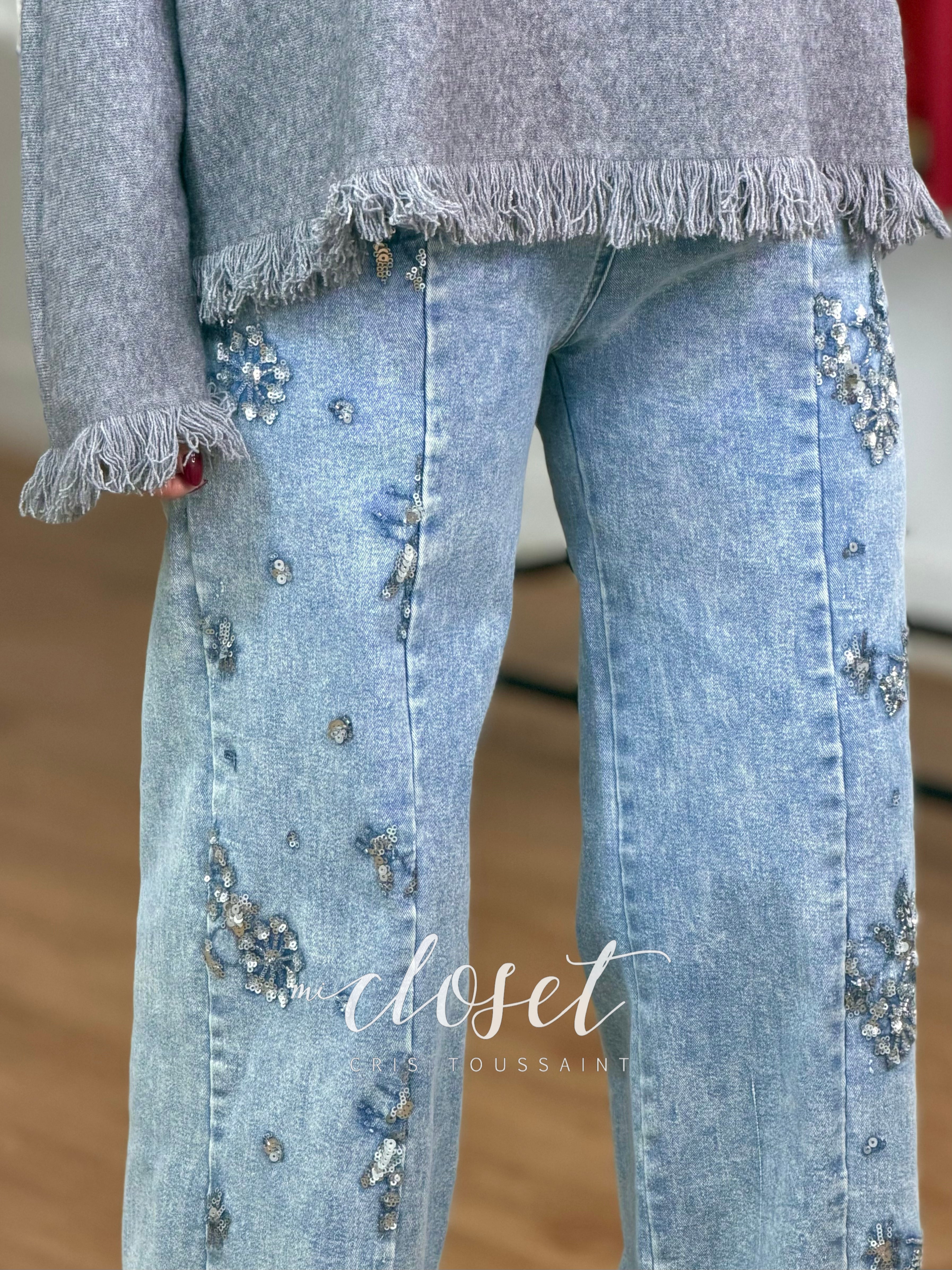 SWEATER SÚPER SUAVE CON CUELLO BARCO Y FLECOS EN MANGAS Y PARTE BAJA
