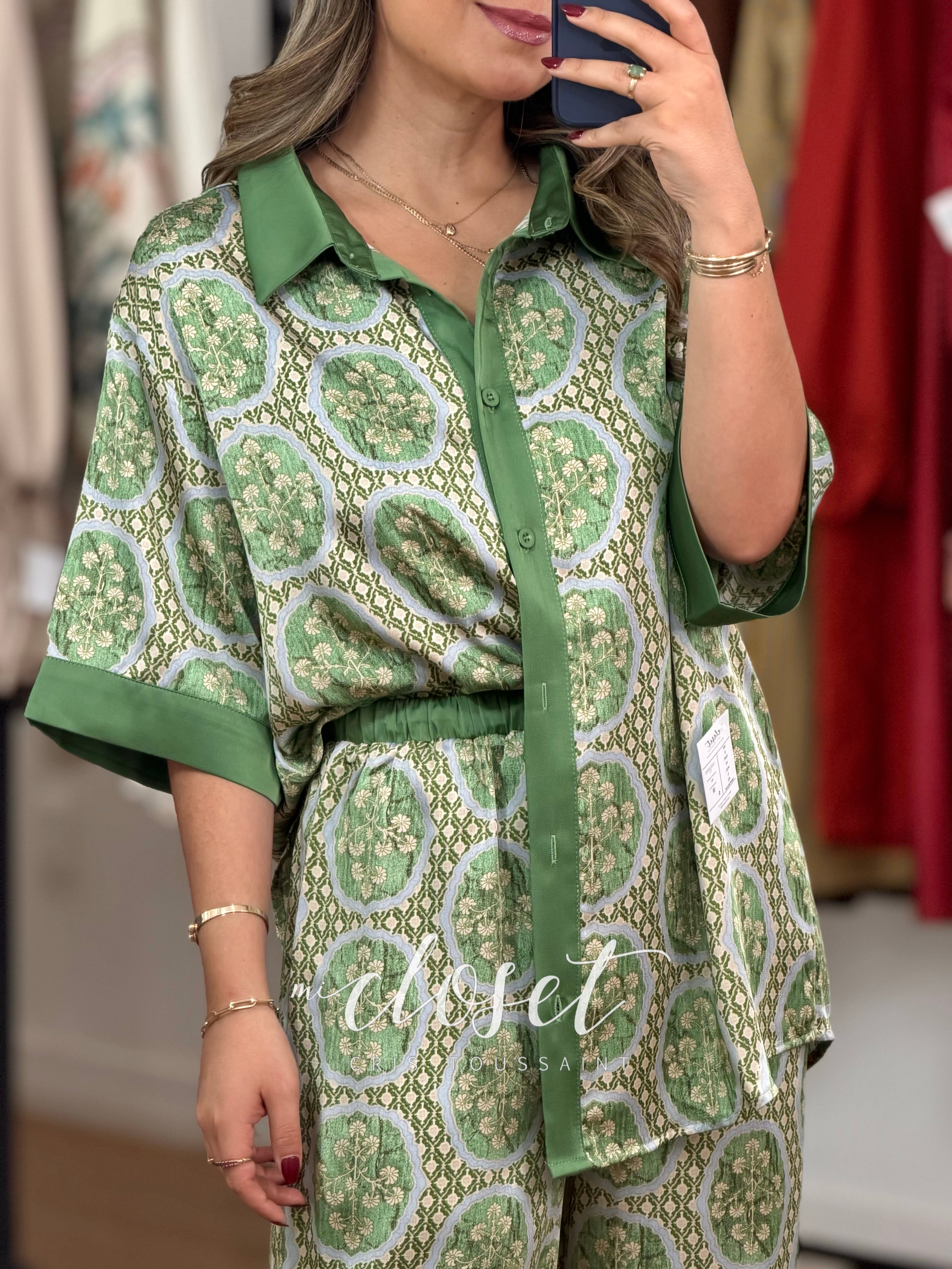 CONJUNTO SATINADO DE PANTALÓN CON RESORTE, CINTA AJUSTABLE Y CAMISA MANGA 3/4
