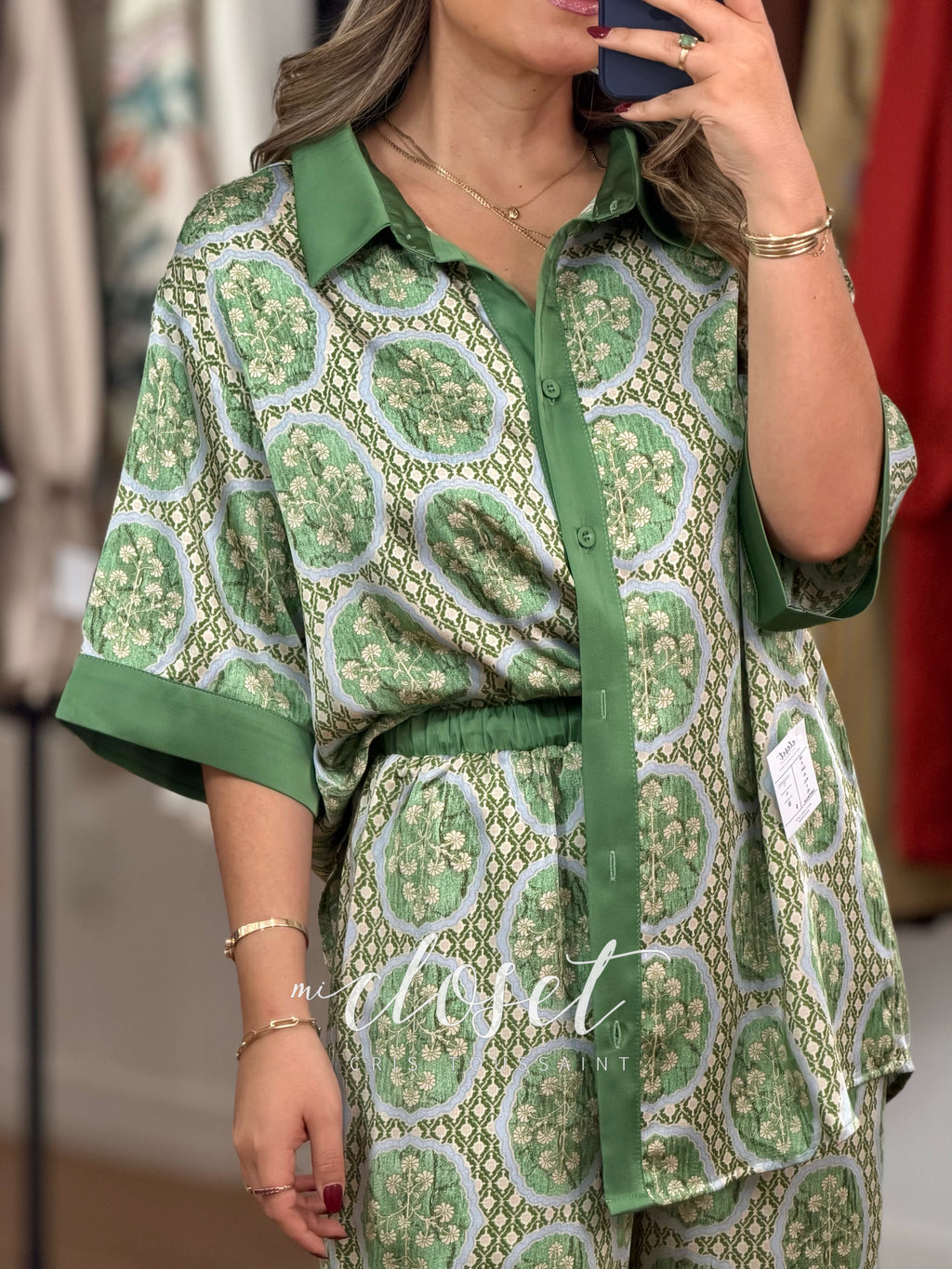 CONJUNTO SATINADO DE PANTALÓN CON RESORTE, CINTA AJUSTABLE Y CAMISA MANGA 3/4