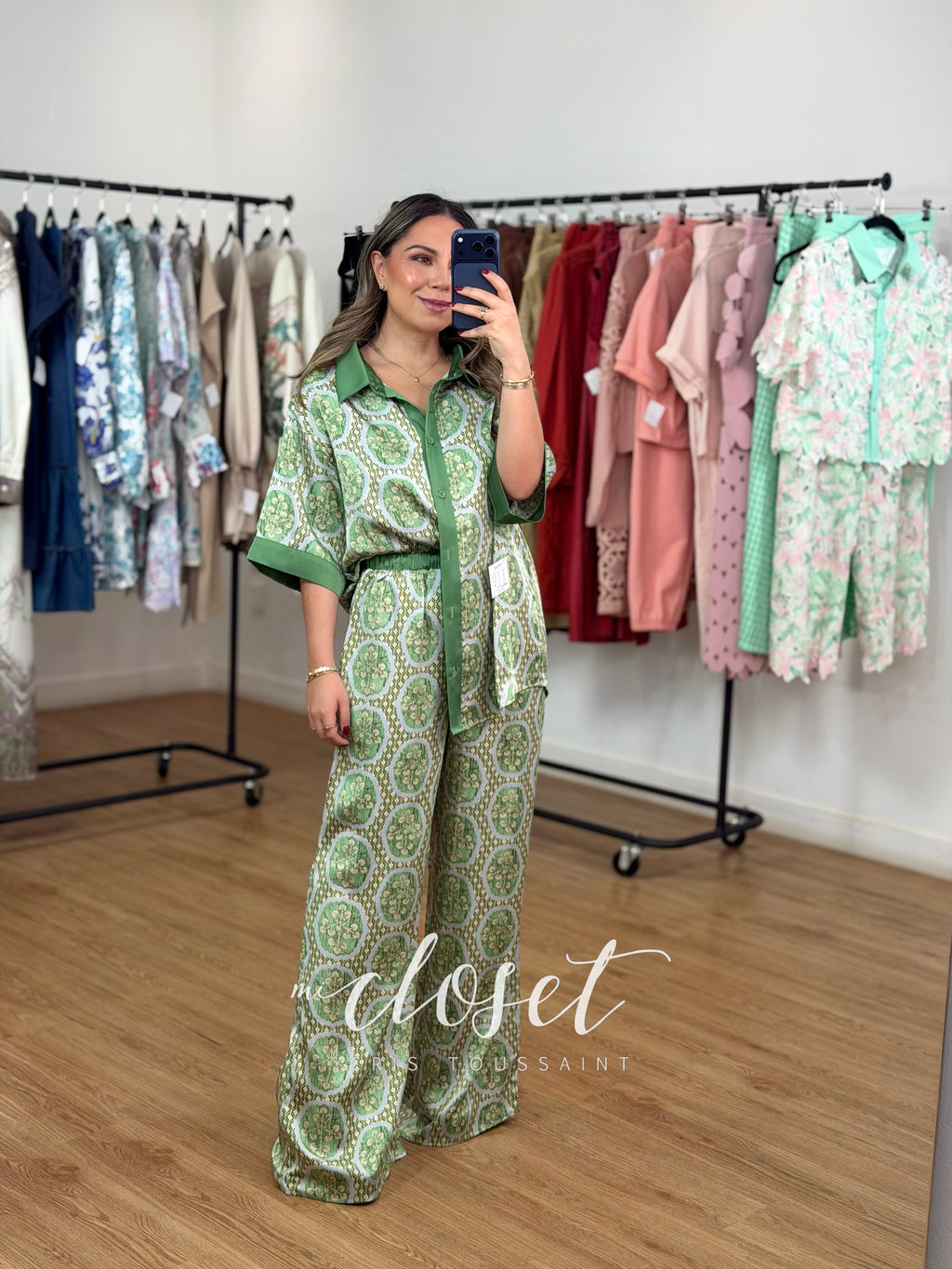CONJUNTO SATINADO DE PANTALÓN CON RESORTE, CINTA AJUSTABLE Y CAMISA MANGA 3/4