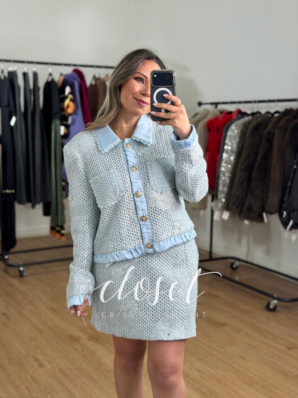 CONJUNTO CALADO CON LENTEJUELAS Y FLORES BORDADAS, CUELLO, SOLAPA Y BORDES SATINADOS