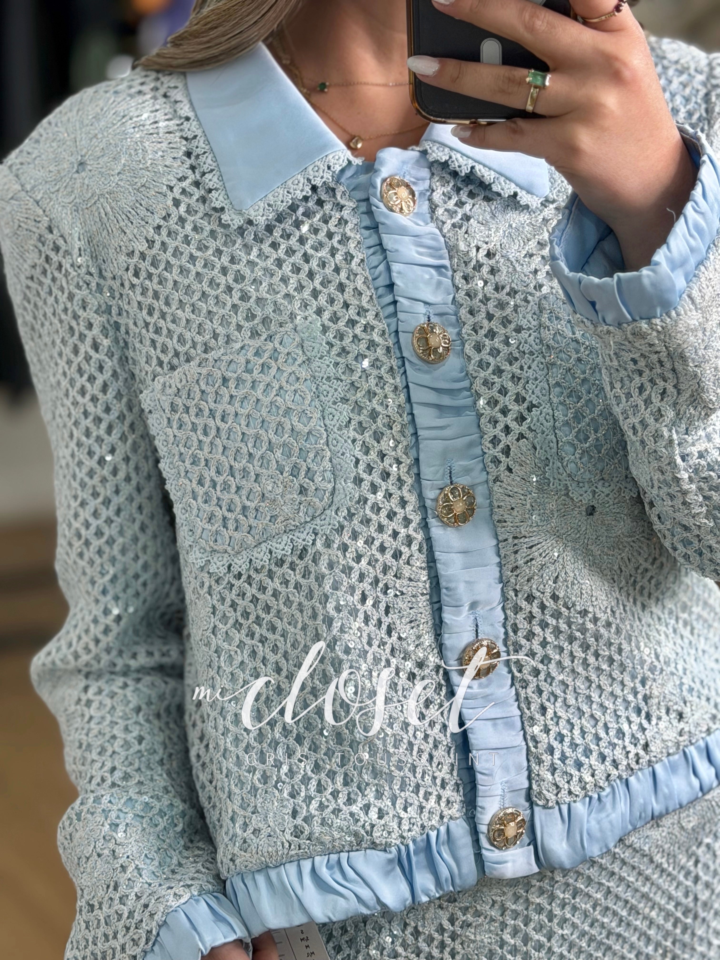 CONJUNTO CALADO CON LENTEJUELAS Y FLORES BORDADAS, CUELLO, SOLAPA Y BORDES SATINADOS