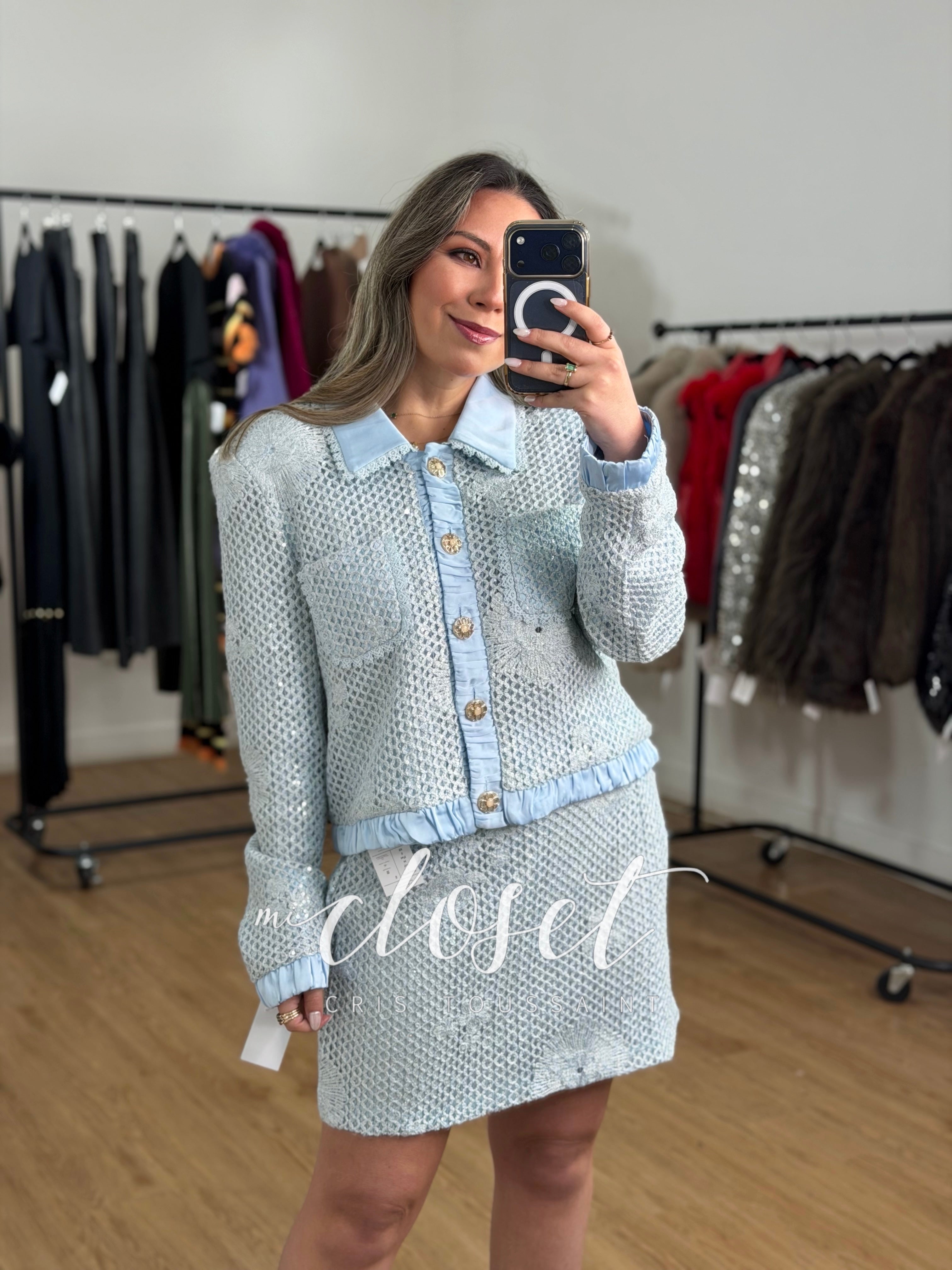 CONJUNTO CALADO CON LENTEJUELAS Y FLORES BORDADAS, CUELLO, SOLAPA Y BORDES SATINADOS