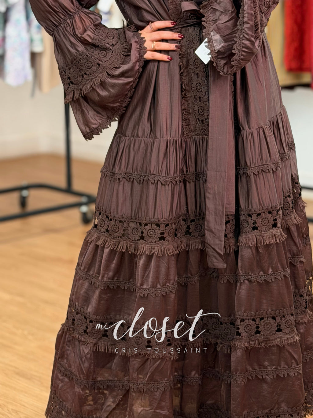 VESTIDO SEMI TRANSPARENTE, LIGERAMENTE SATINADO, CON APLICACIONES BORDADAS EN MANGAS, SOLAPA Y PARTE BAJA; CINTA AJUSTABLE Y MANGA ACAMPANADA (FORRO COMPLETO)