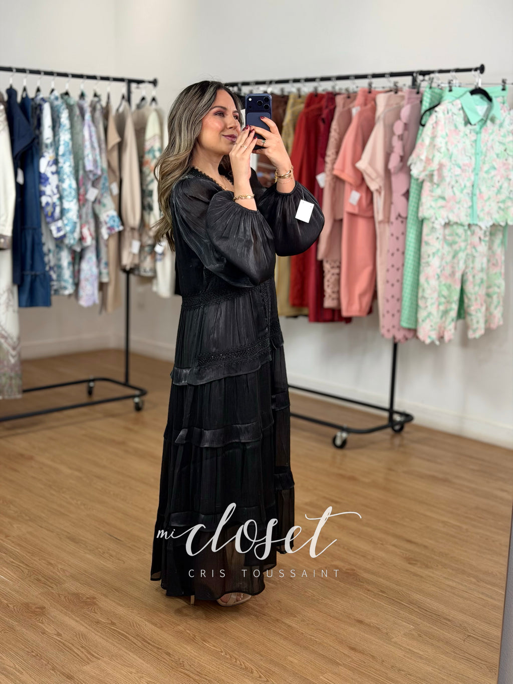 VESTIDO SATINADO CON APLICACIONES DE PIEDRAS Y PEQUEÑOS OLANES; MANGA GLOBO SEMI TRANSPARENTE, FORRO COMPLETO, CUELLO V Y CIERRE EN ESPALDA