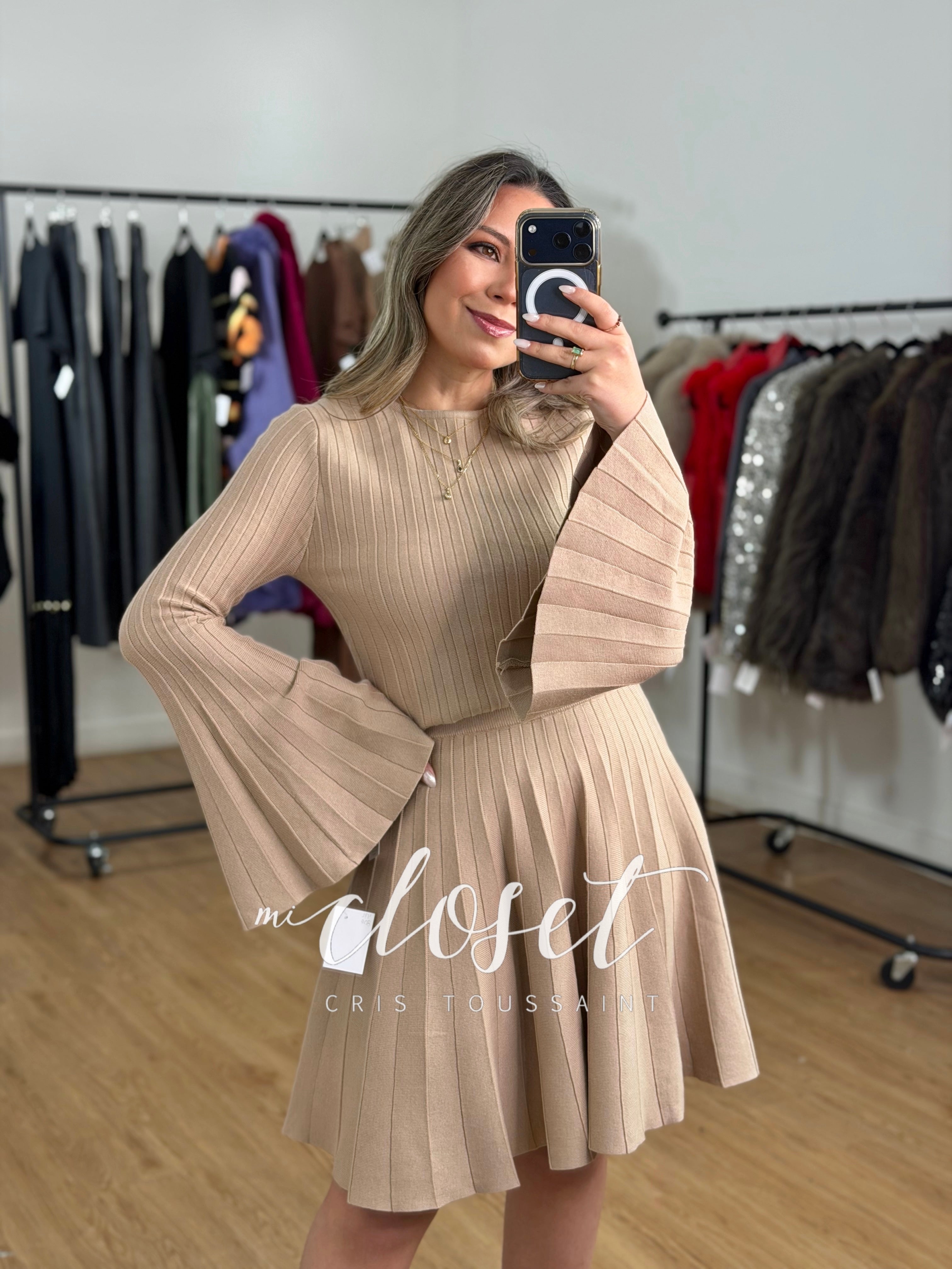 CONJUNTO TABLEADO, SWEATER CON MANGA ACAMPANADA