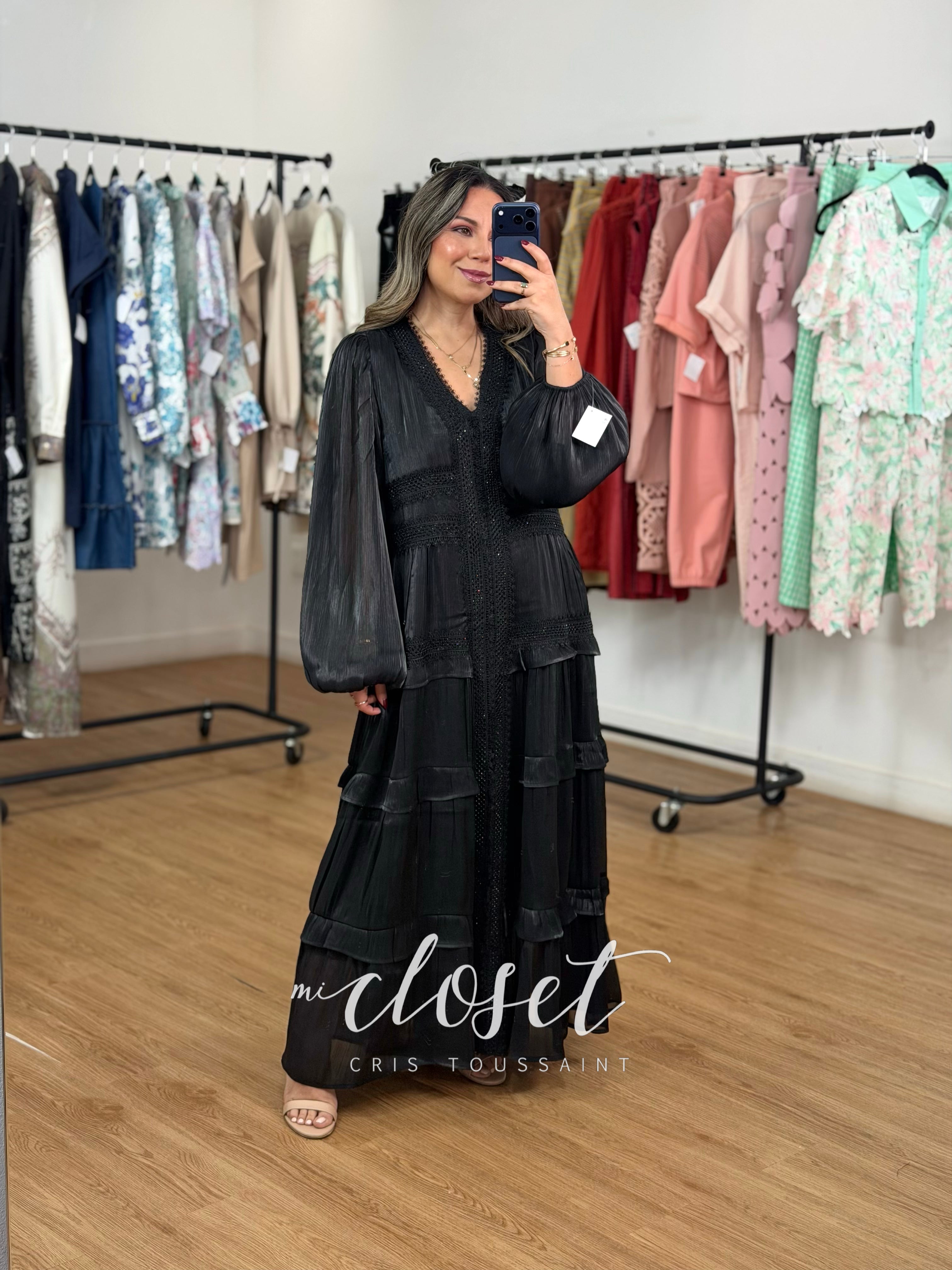 VESTIDO SATINADO CON APLICACIONES DE PIEDRAS Y PEQUEÑOS OLANES; MANGA GLOBO SEMI TRANSPARENTE, FORRO COMPLETO, CUELLO V Y CIERRE EN ESPALDA