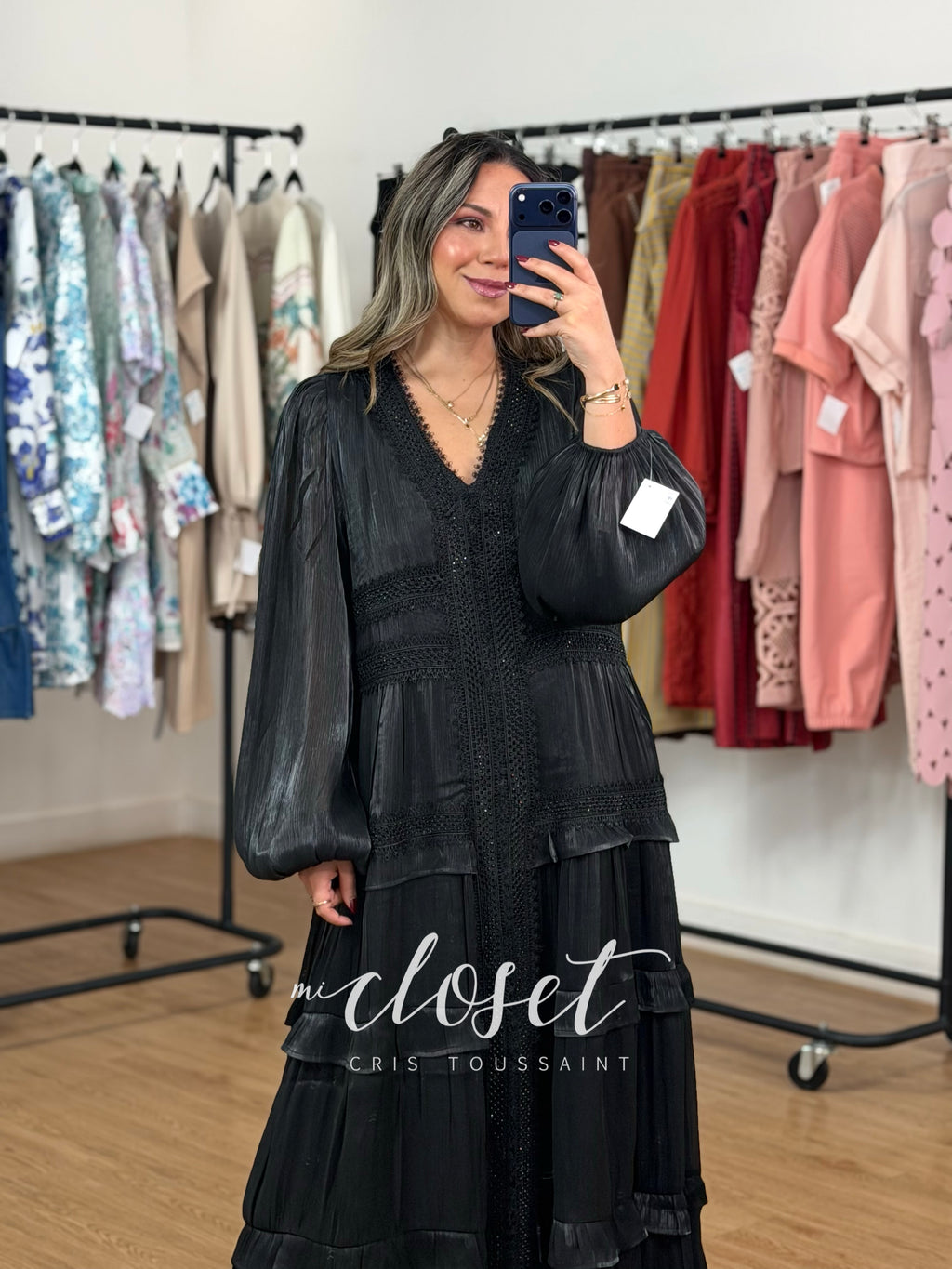 VESTIDO SATINADO CON APLICACIONES DE PIEDRAS Y PEQUEÑOS OLANES; MANGA GLOBO SEMI TRANSPARENTE, FORRO COMPLETO, CUELLO V Y CIERRE EN ESPALDA