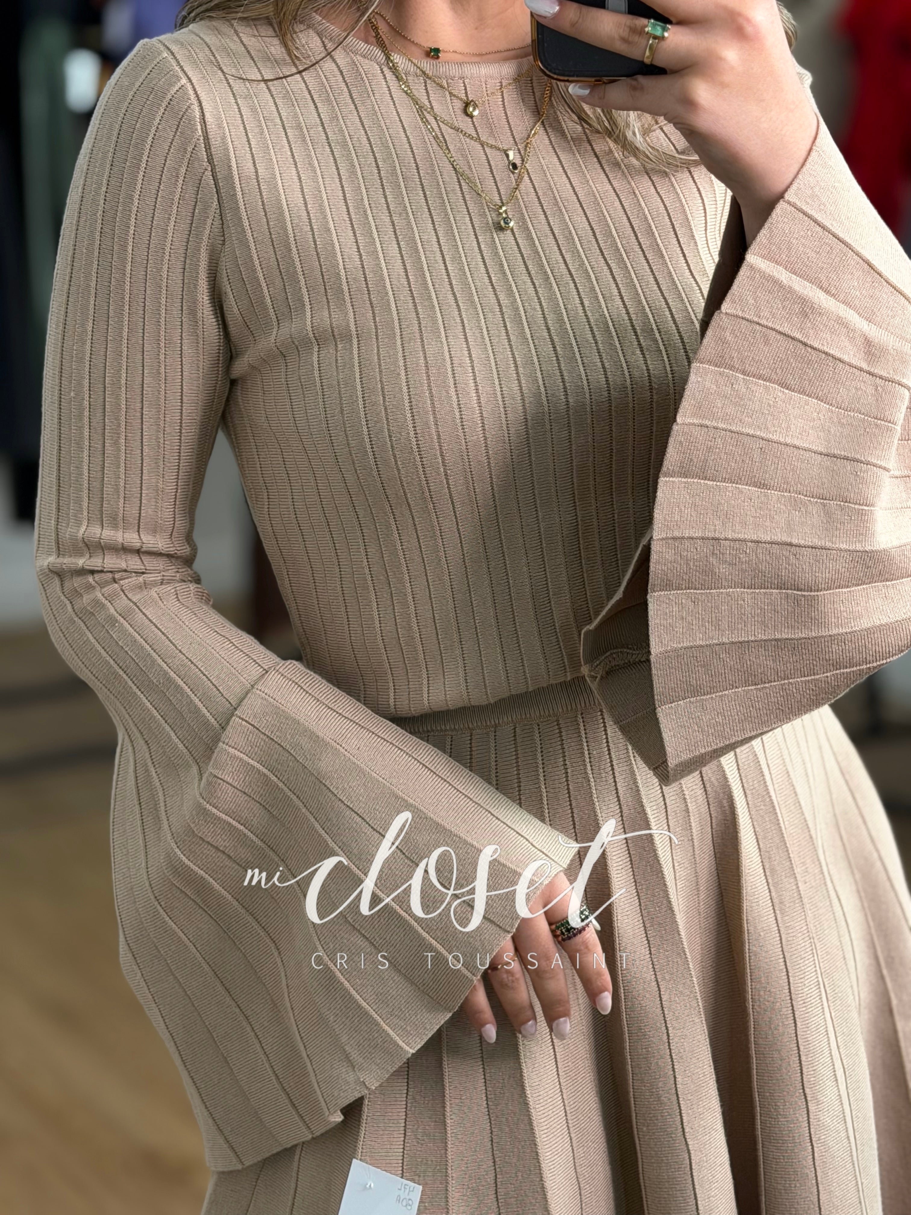 CONJUNTO TABLEADO, SWEATER CON MANGA ACAMPANADA