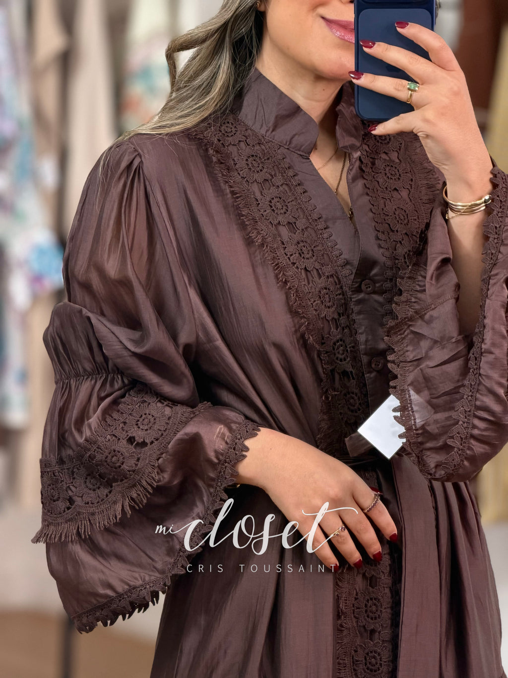 VESTIDO SEMI TRANSPARENTE, LIGERAMENTE SATINADO, CON APLICACIONES BORDADAS EN MANGAS, SOLAPA Y PARTE BAJA; CINTA AJUSTABLE Y MANGA ACAMPANADA (FORRO COMPLETO)