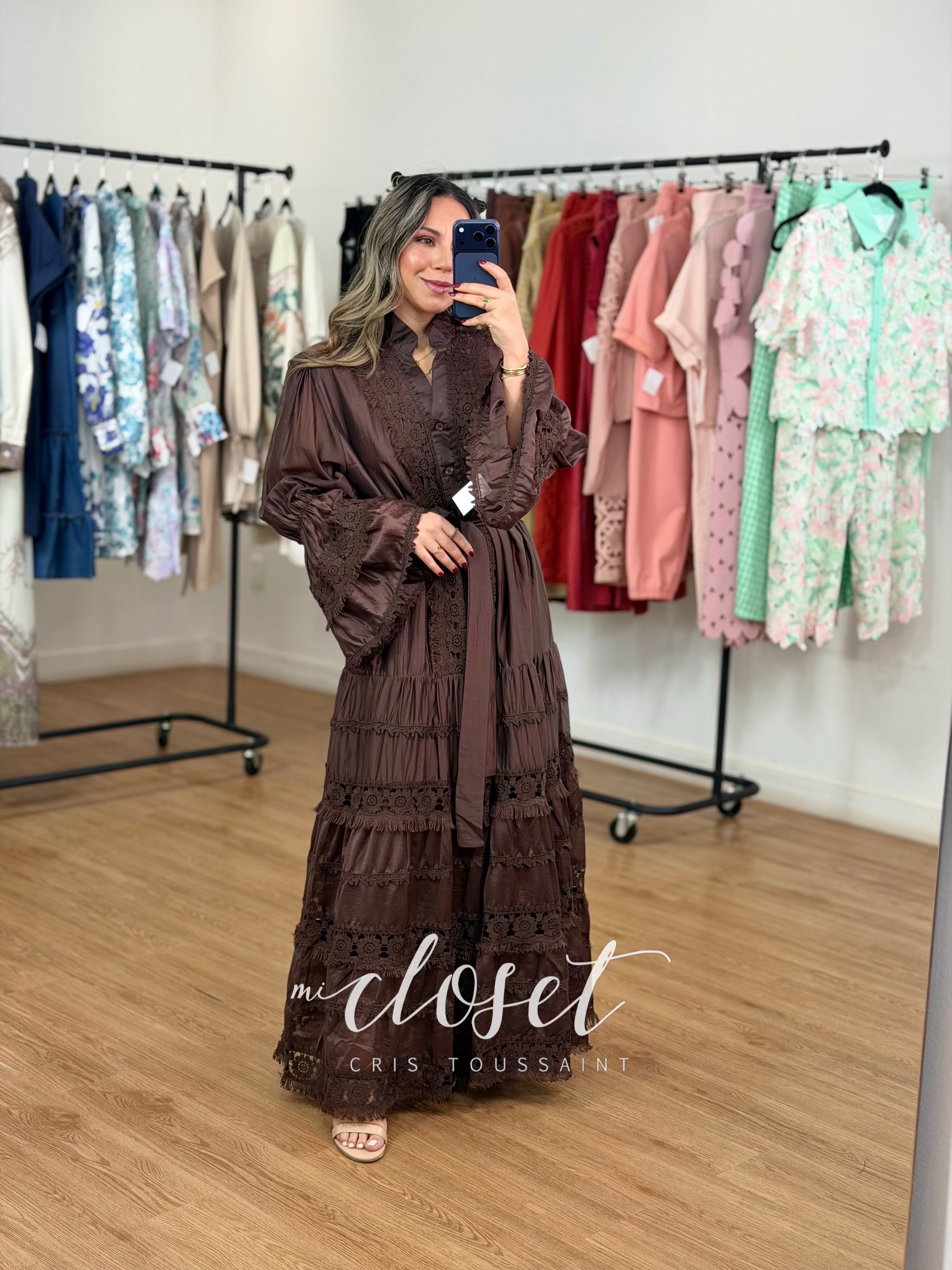 VESTIDO SEMI TRANSPARENTE, LIGERAMENTE SATINADO, CON APLICACIONES BORDADAS EN MANGAS, SOLAPA Y PARTE BAJA; CINTA AJUSTABLE Y MANGA ACAMPANADA (FORRO COMPLETO)