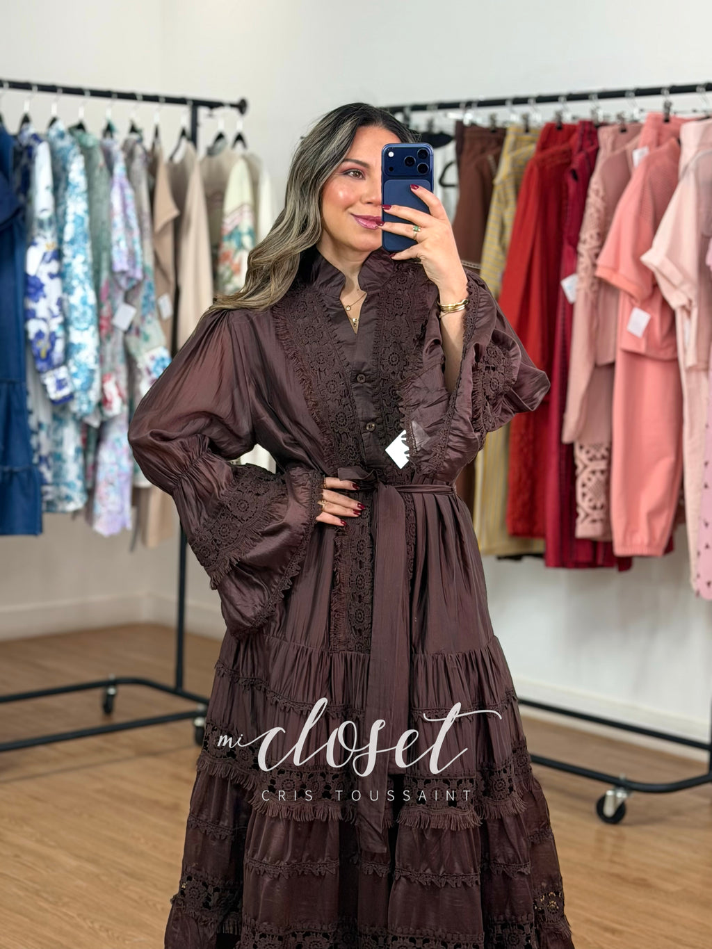 VESTIDO SEMI TRANSPARENTE, LIGERAMENTE SATINADO, CON APLICACIONES BORDADAS EN MANGAS, SOLAPA Y PARTE BAJA; CINTA AJUSTABLE Y MANGA ACAMPANADA (FORRO COMPLETO)