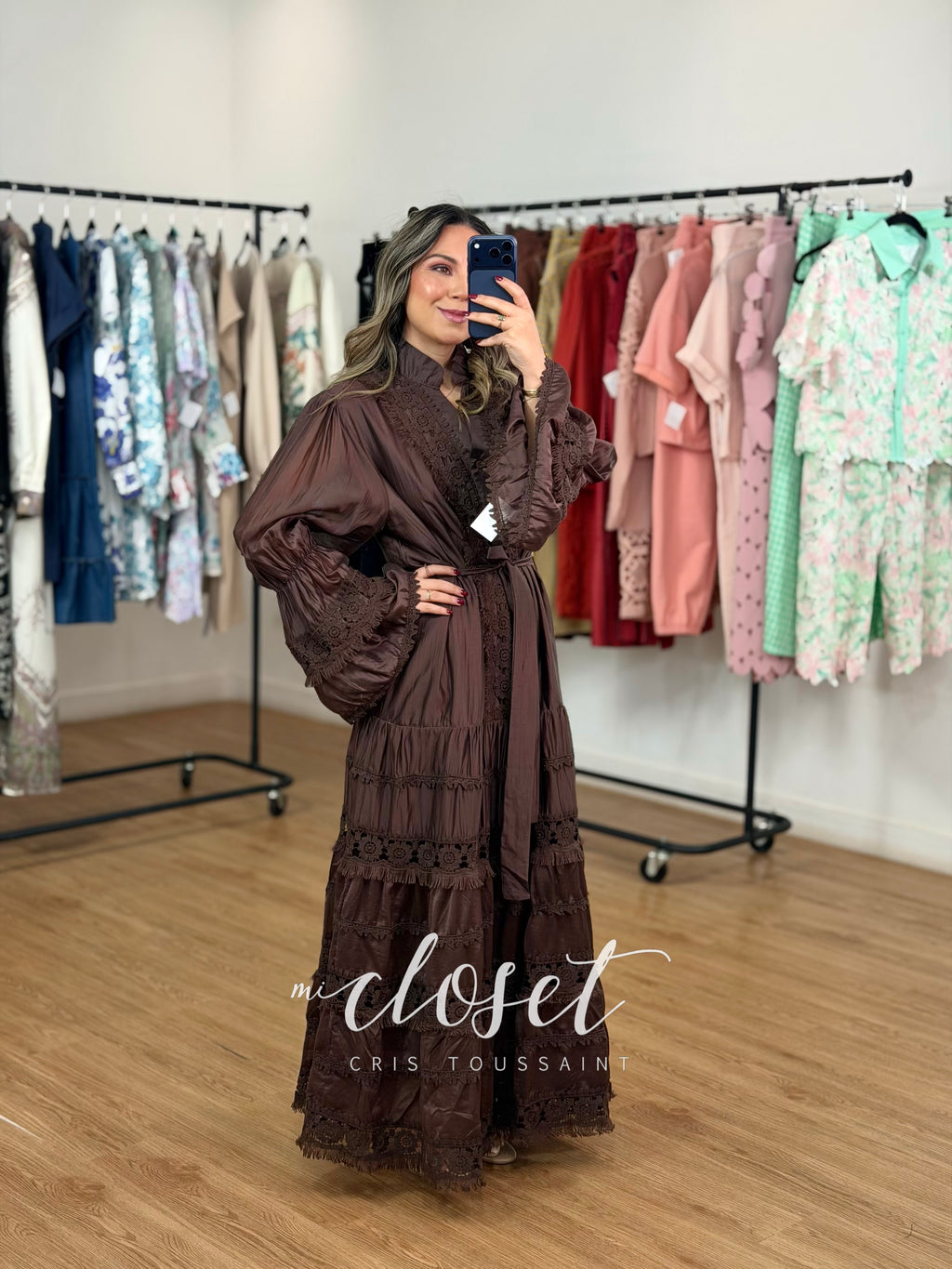 VESTIDO SEMI TRANSPARENTE, LIGERAMENTE SATINADO, CON APLICACIONES BORDADAS EN MANGAS, SOLAPA Y PARTE BAJA; CINTA AJUSTABLE Y MANGA ACAMPANADA (FORRO COMPLETO)